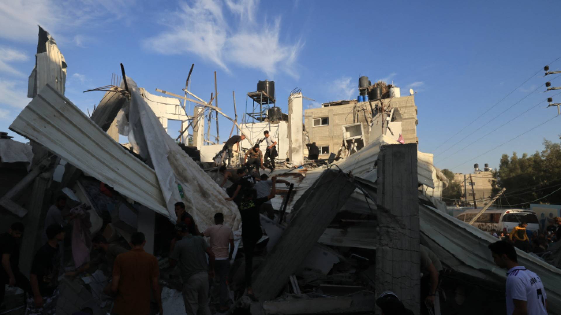 قوات الاحتلال تواصل استهداف المدنيين في غزة