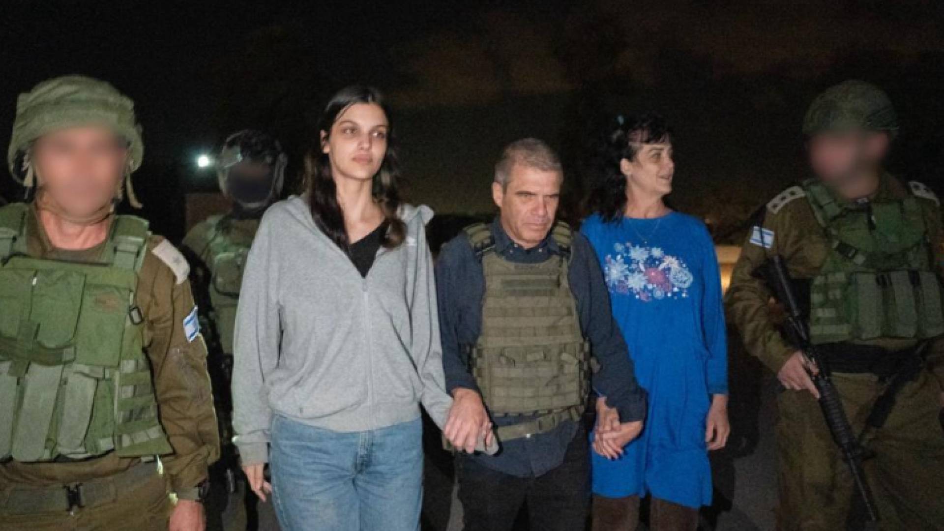 صورة للمحتجزتين الأمريكين فور تسلمهن من قبل جنود الاحتلال