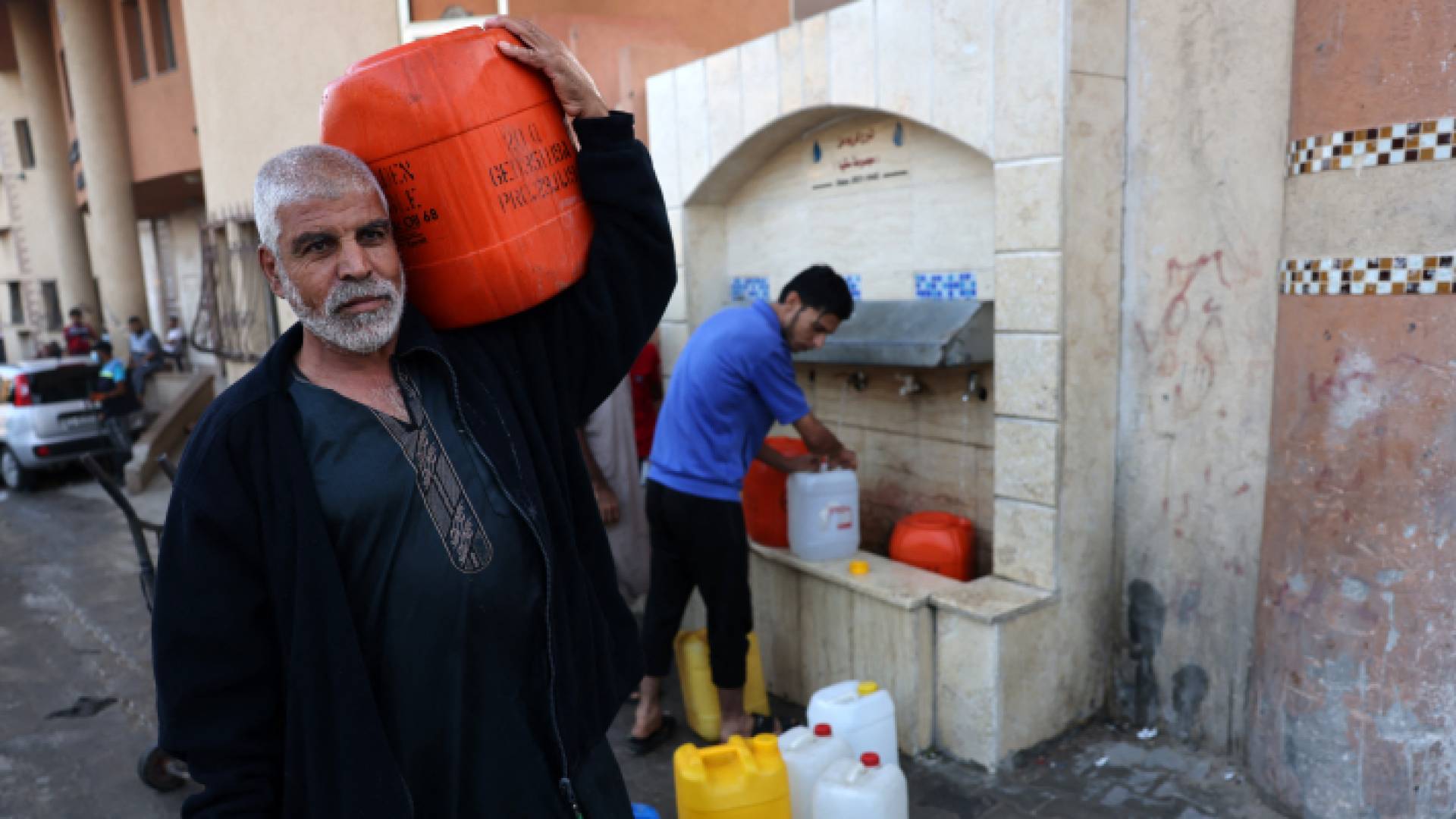 تعاني غزة من نقص مياه الشرب والمواد الغذائية والطبية