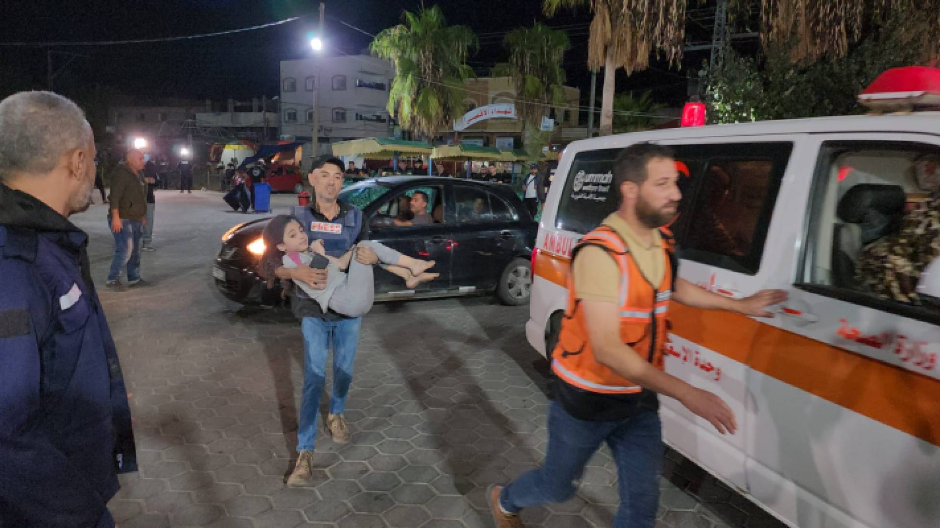 الطفلة المصابة برفقة والدها