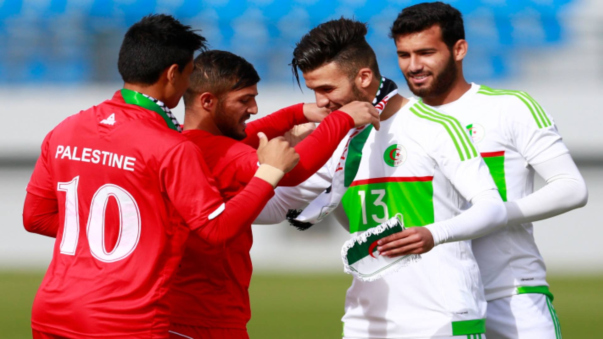لاعبون فلسطينيون وجزائريون