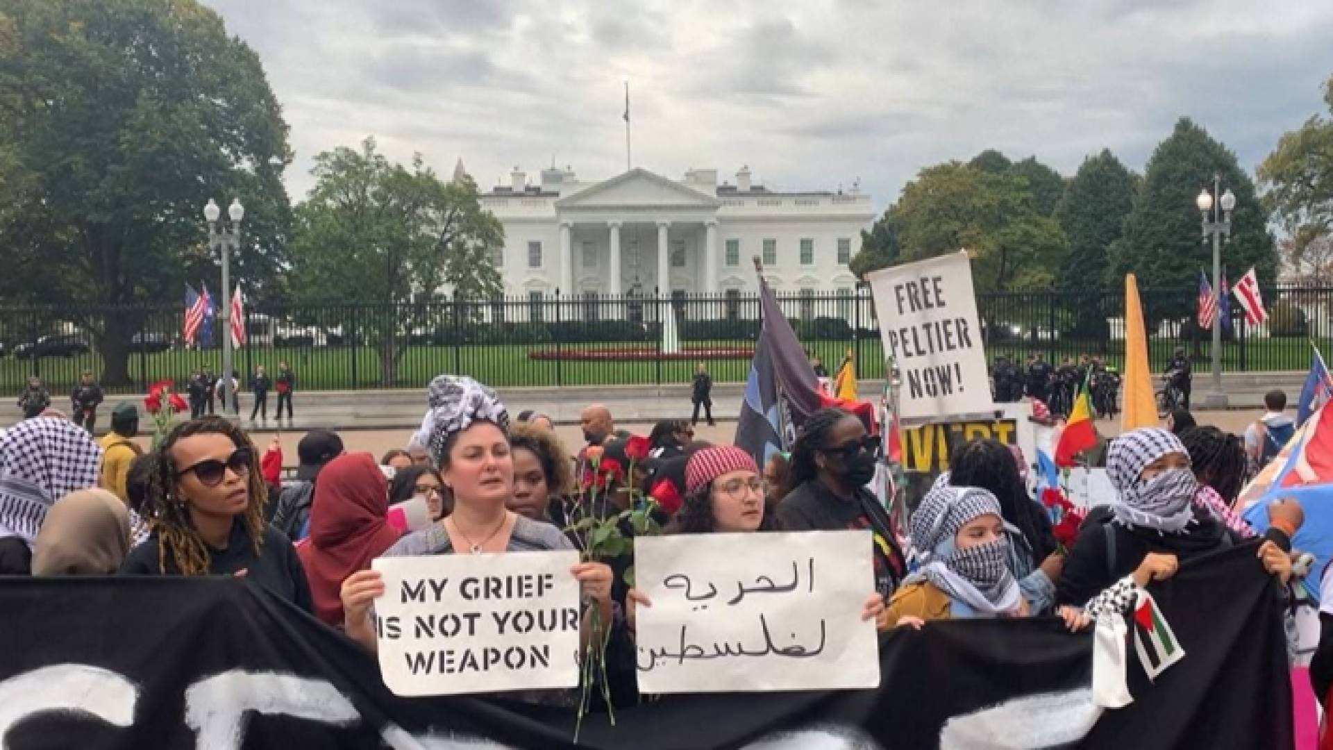 متظاهرون بالقرب من البت الأبيض