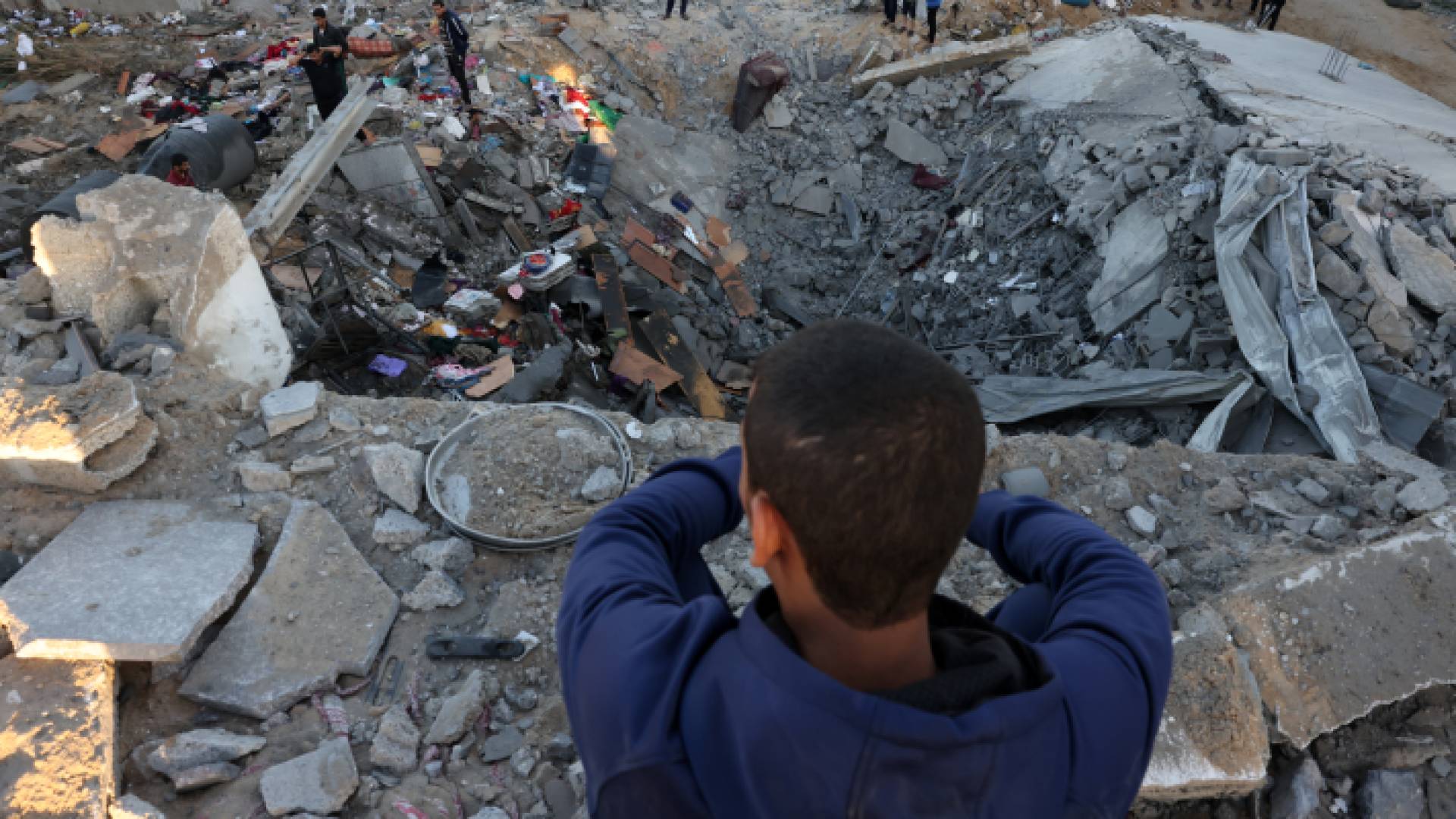 فلسطيني ينظر إلى الدمار الذي خلفه قصف الاحتلال الإسرائيلي