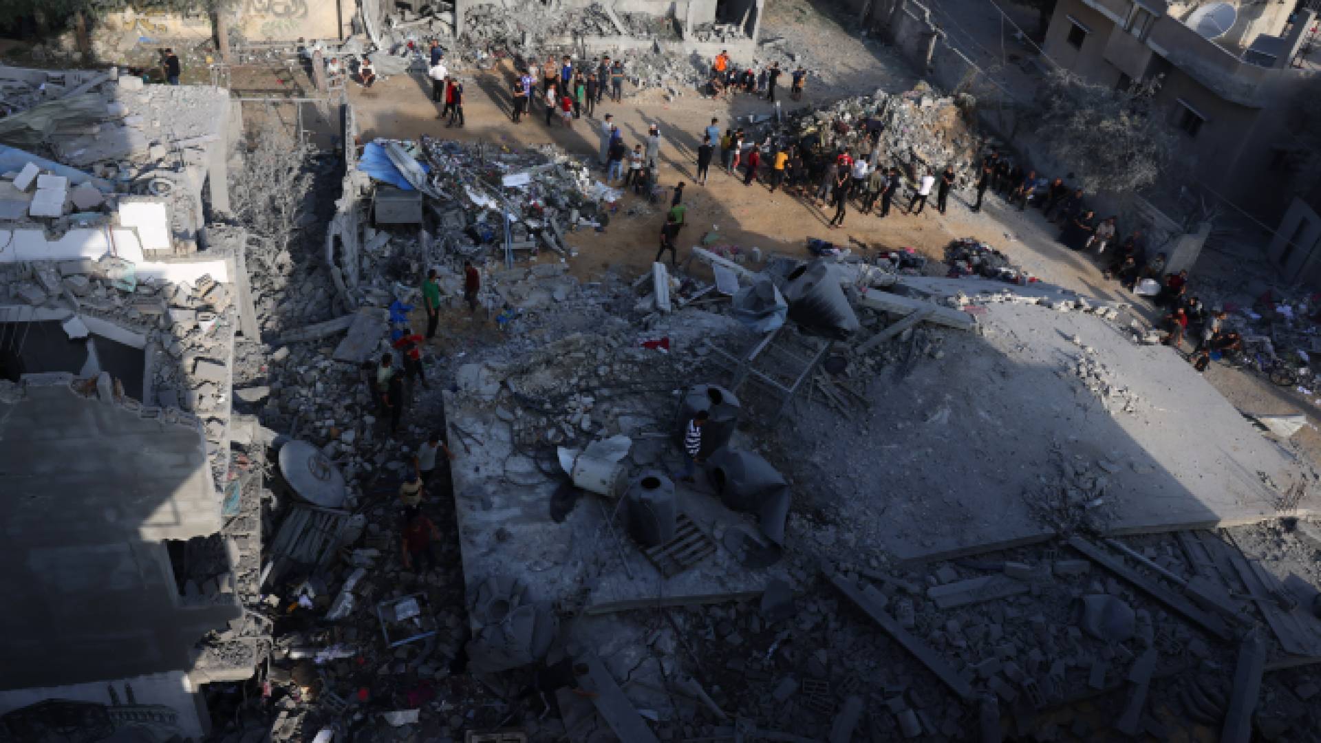 آثار الدمار التي خلفها قصف الاحتلال في خانيونس بقطاع غزة