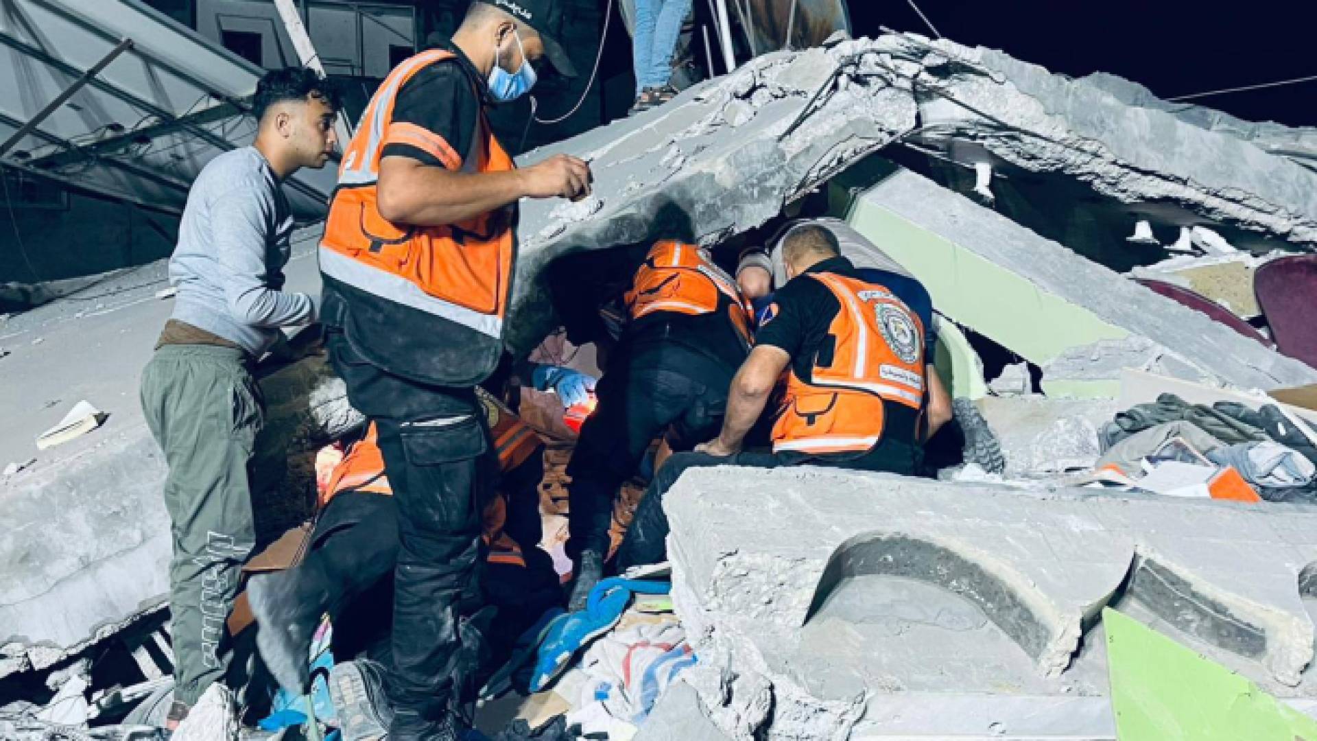 فرق الإسعاف تحاول العثور على ناجين من تحت أنقاض أحد المساجد في قطاع غزة