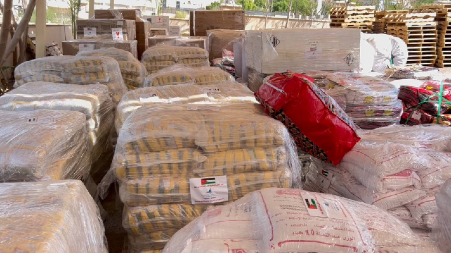 جانب من قافلة الاغاثة والمساعدات العينية إلى أهل غزة