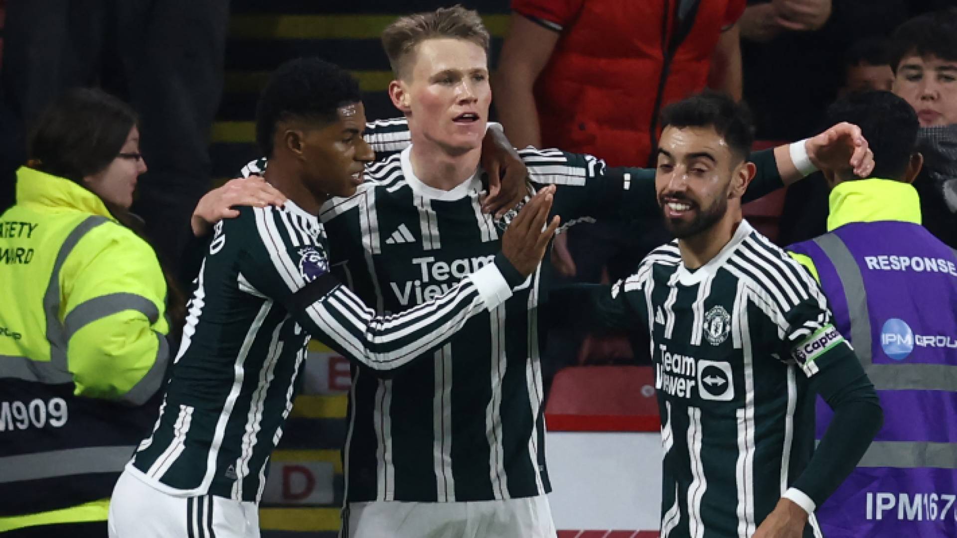 نجوم مانشتر يونايتد يحتفلون بهدف