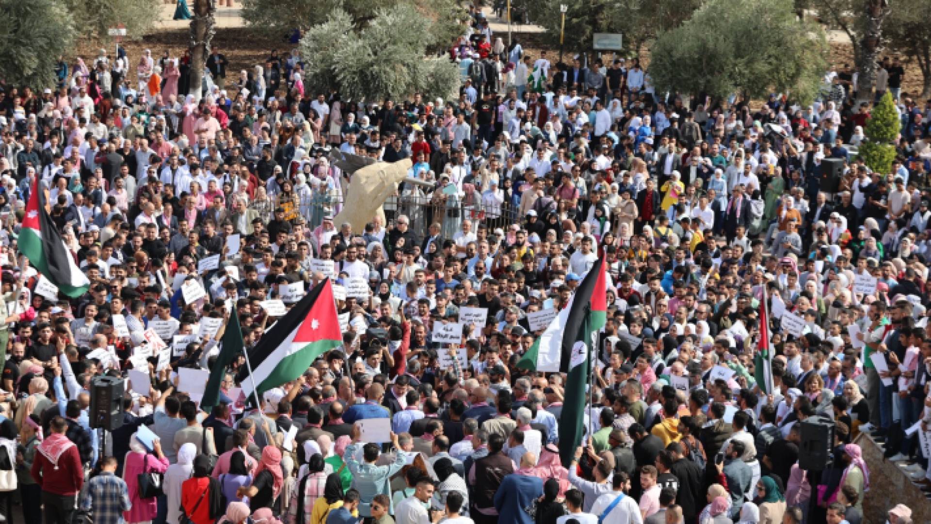 من الوقفة التضامنية في جامعة اليرموك مع الأهل في غزة