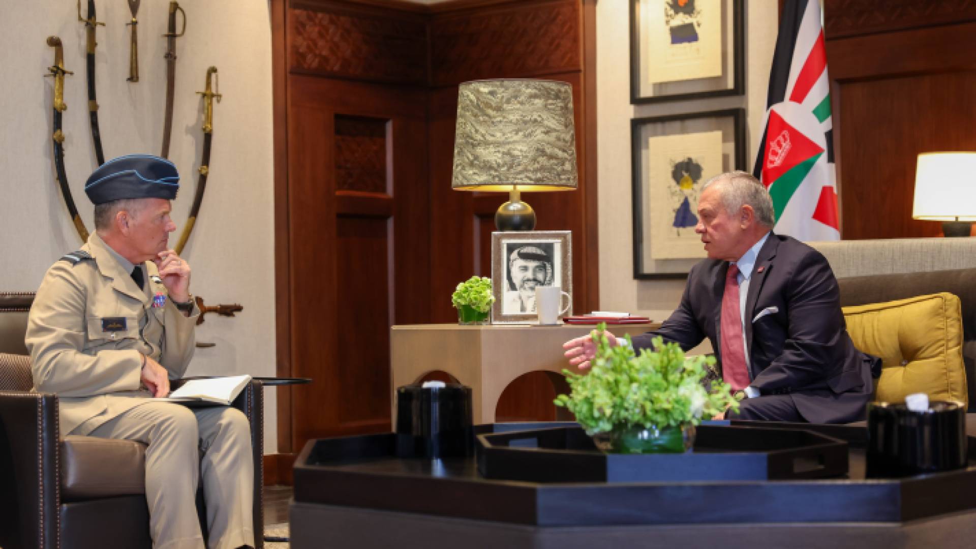 جلالة الملك ورئيس أركان الدفاع البريطاني