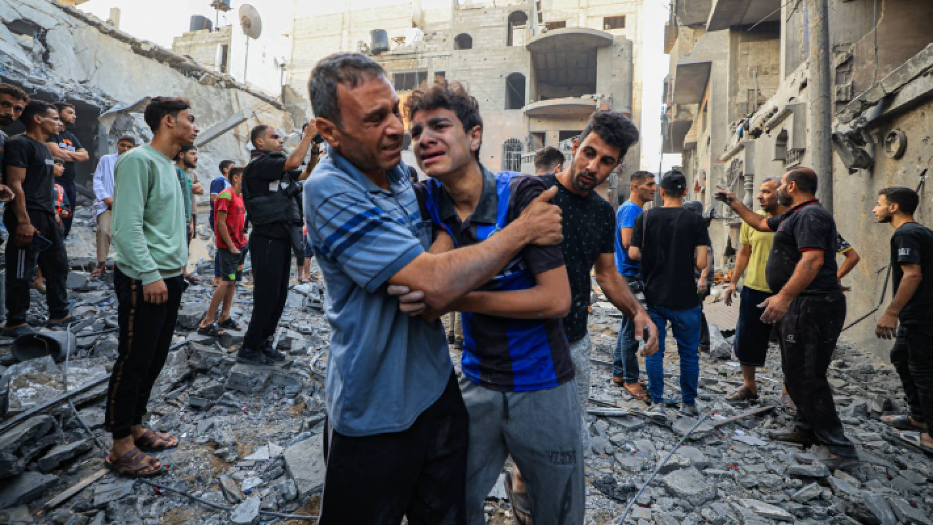 فلسطينيون عقب العدوان على قطاع غزة