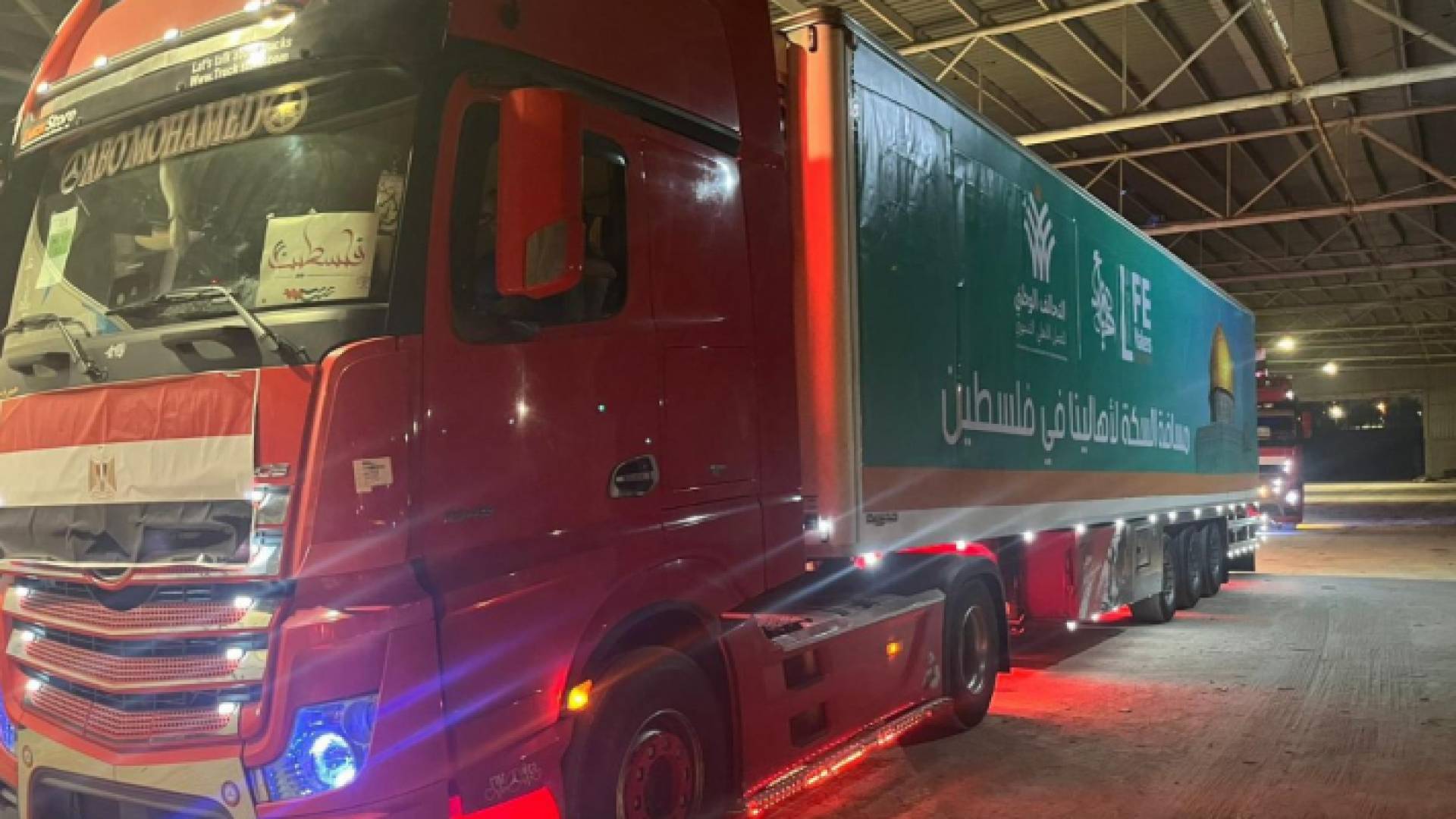 شاحنة تقل مساعدات إنسانية