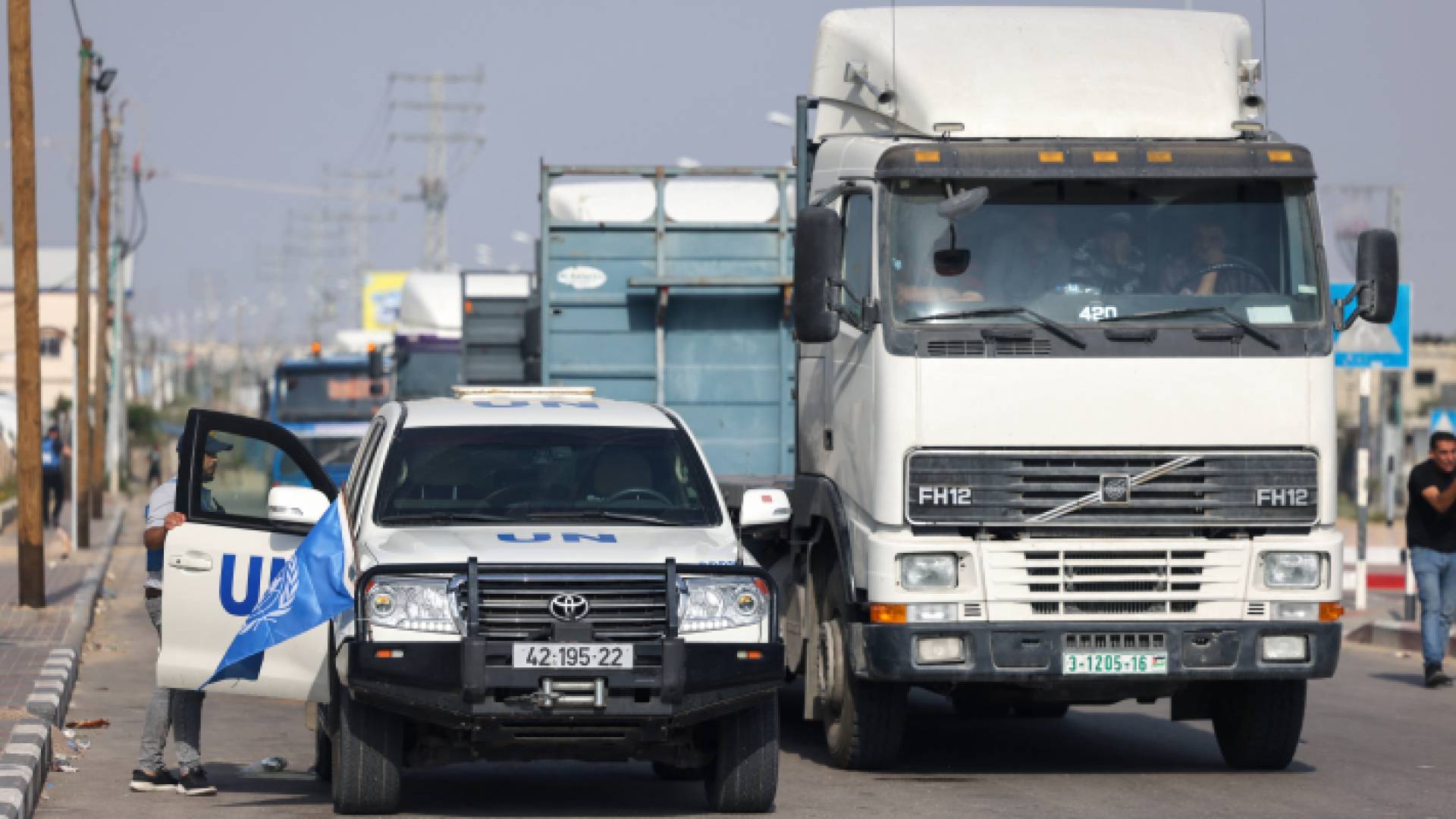 شاحنات المساعدات قرب معبر رفح من الجانب المصري