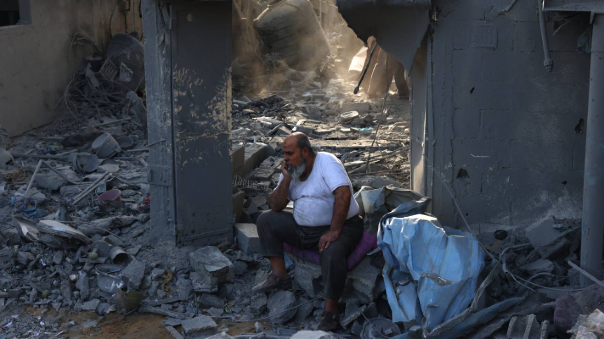 رجل فلسطيني عقب استهداف منزله في غزة