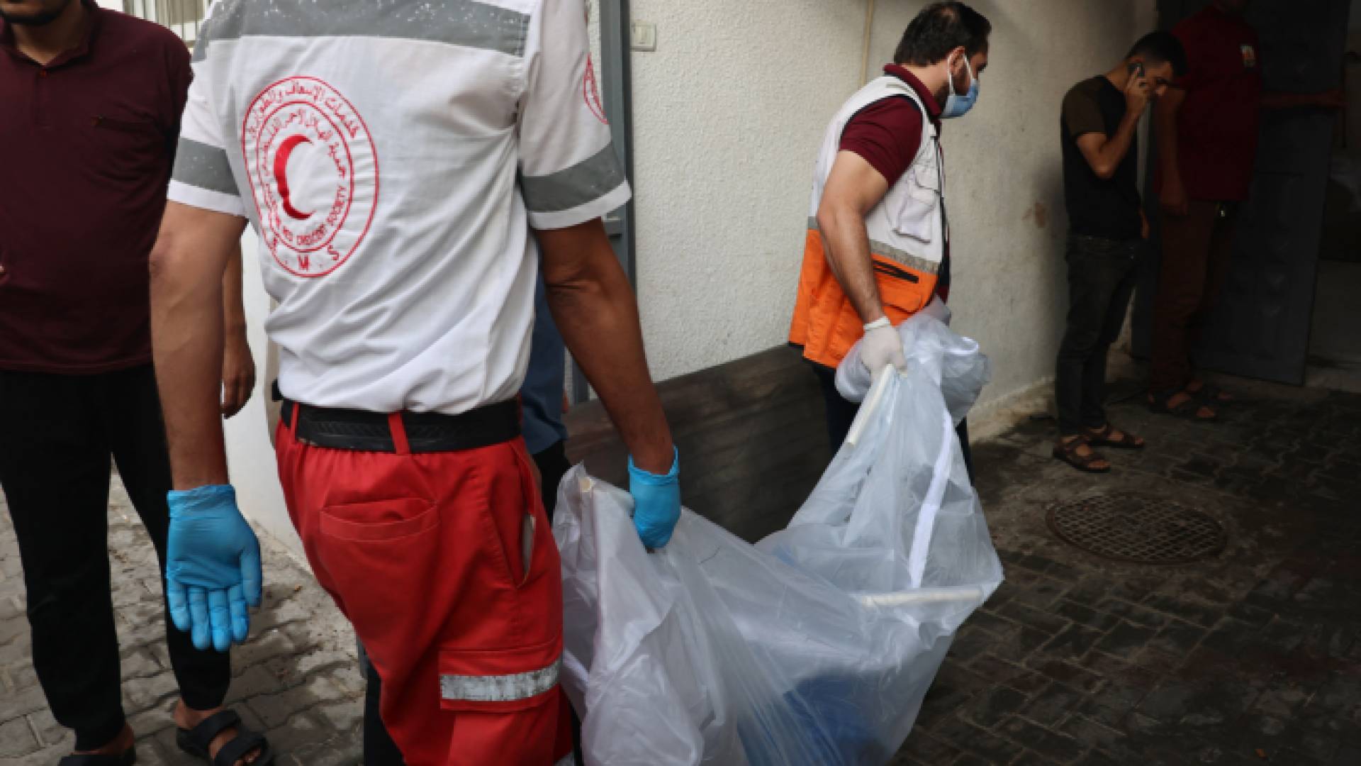 مسعفون يحملون جثمان شهيد في قطاع غزة