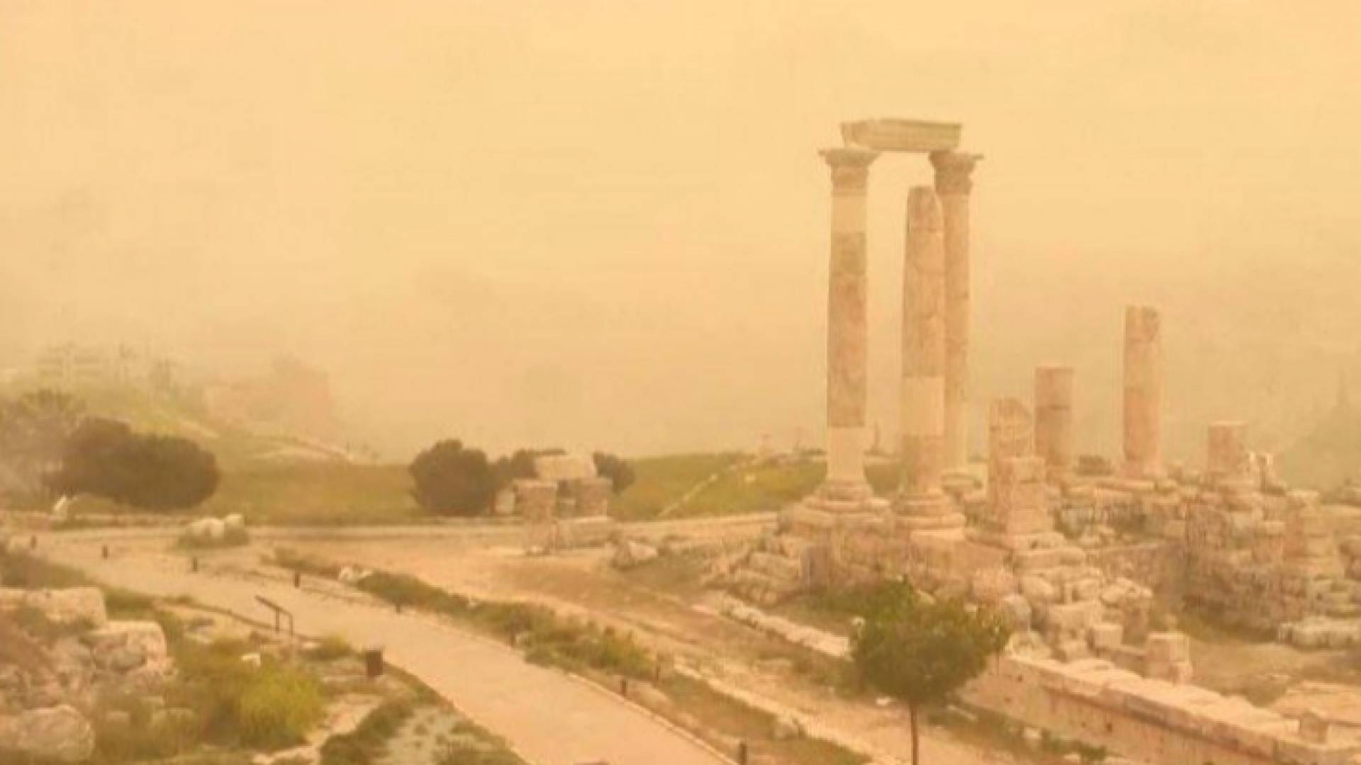 أجواء مغبرة في عمان