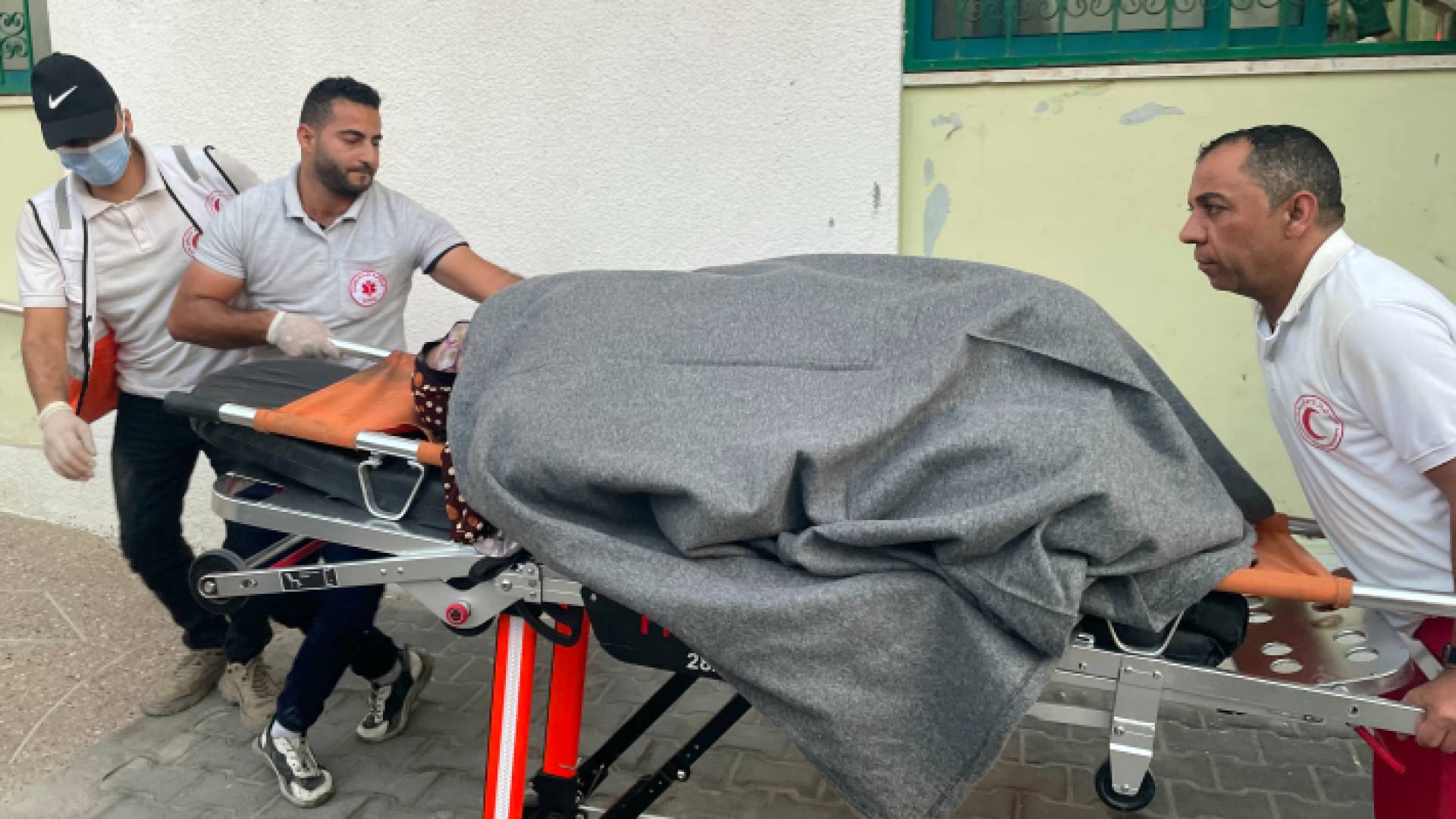 الهلال الأحمر يغيث المصابين في غزة