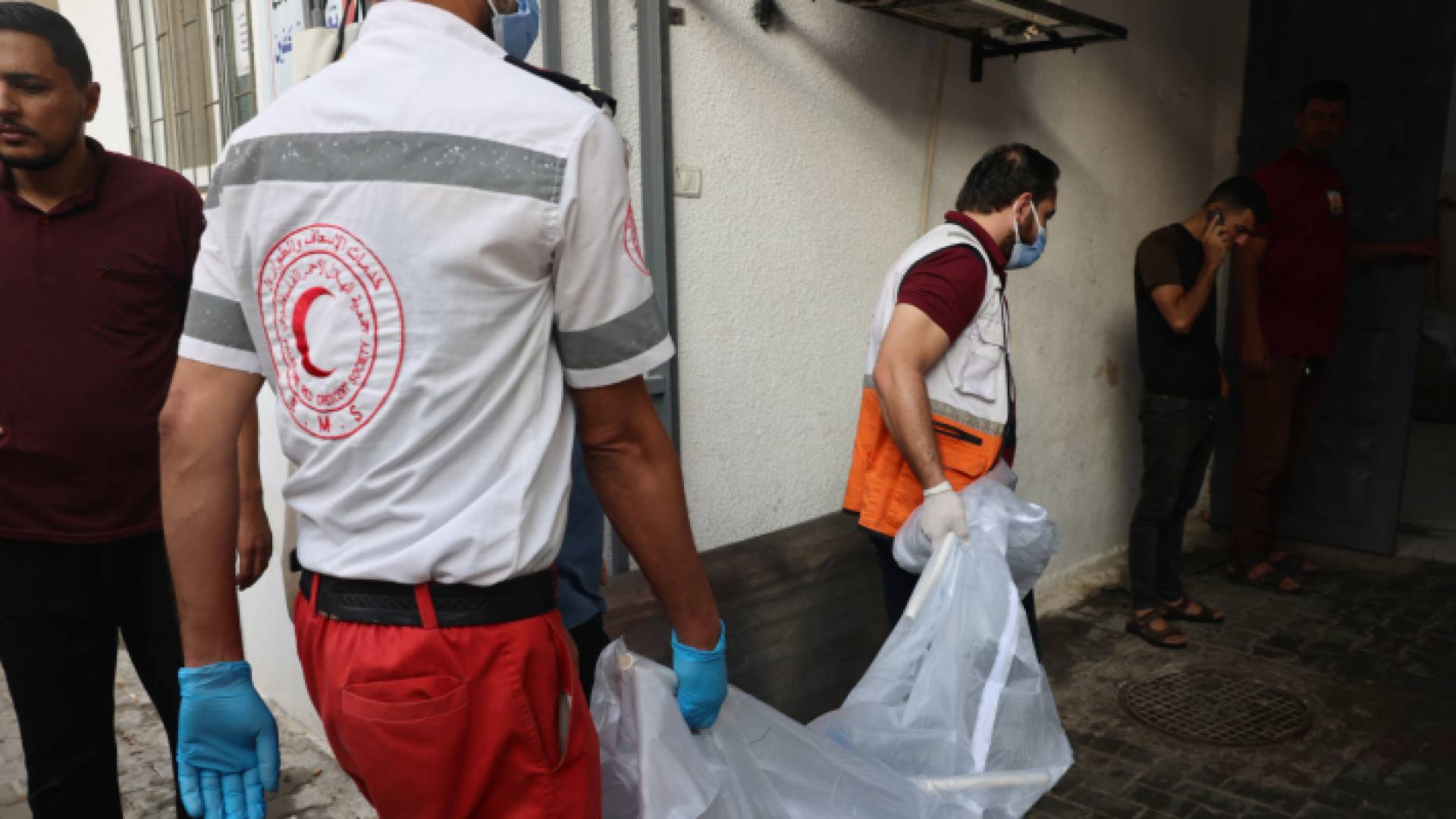 كوادر طبية تحمل أحد الشهداء في قطاع غزة