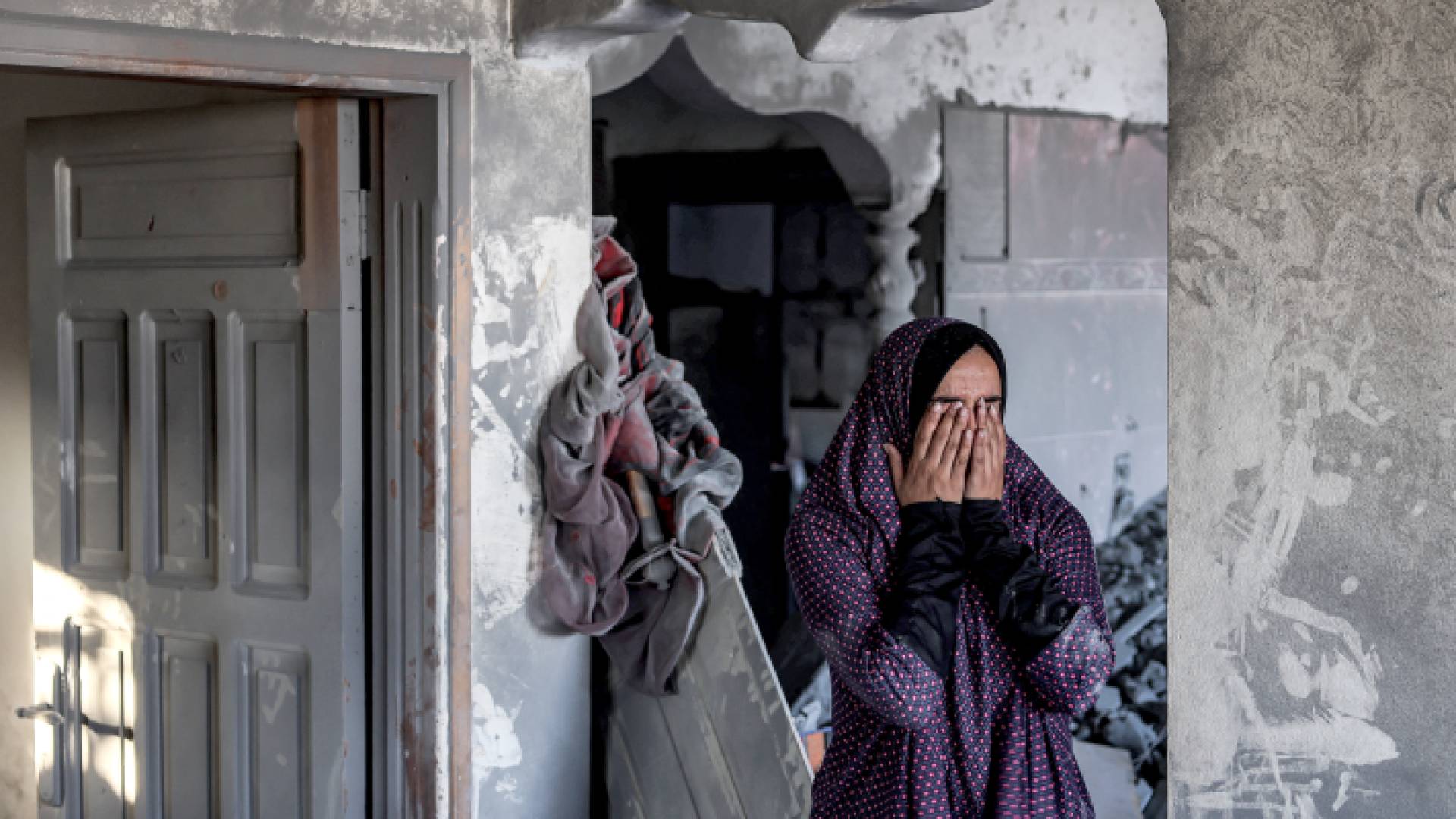 فلسطينية تبكي عقب قصف منزلها في قطاع غزة