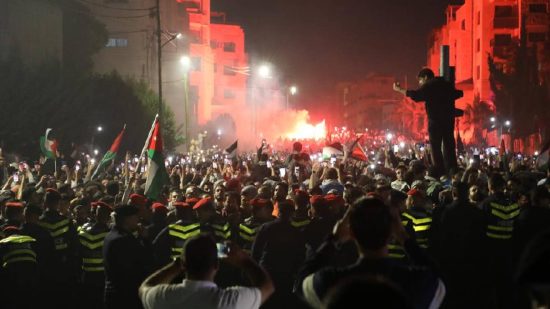 إشعال النيران خلال إقامة فعالية شعبية