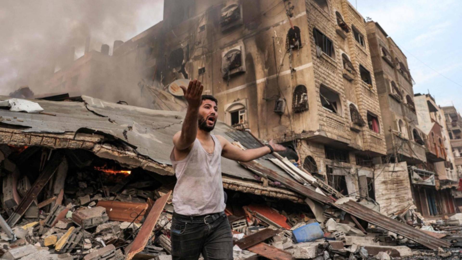 فلسطيني يصرخ من ألم الدمار وقراق الذي خلفه قصف الاحتلال