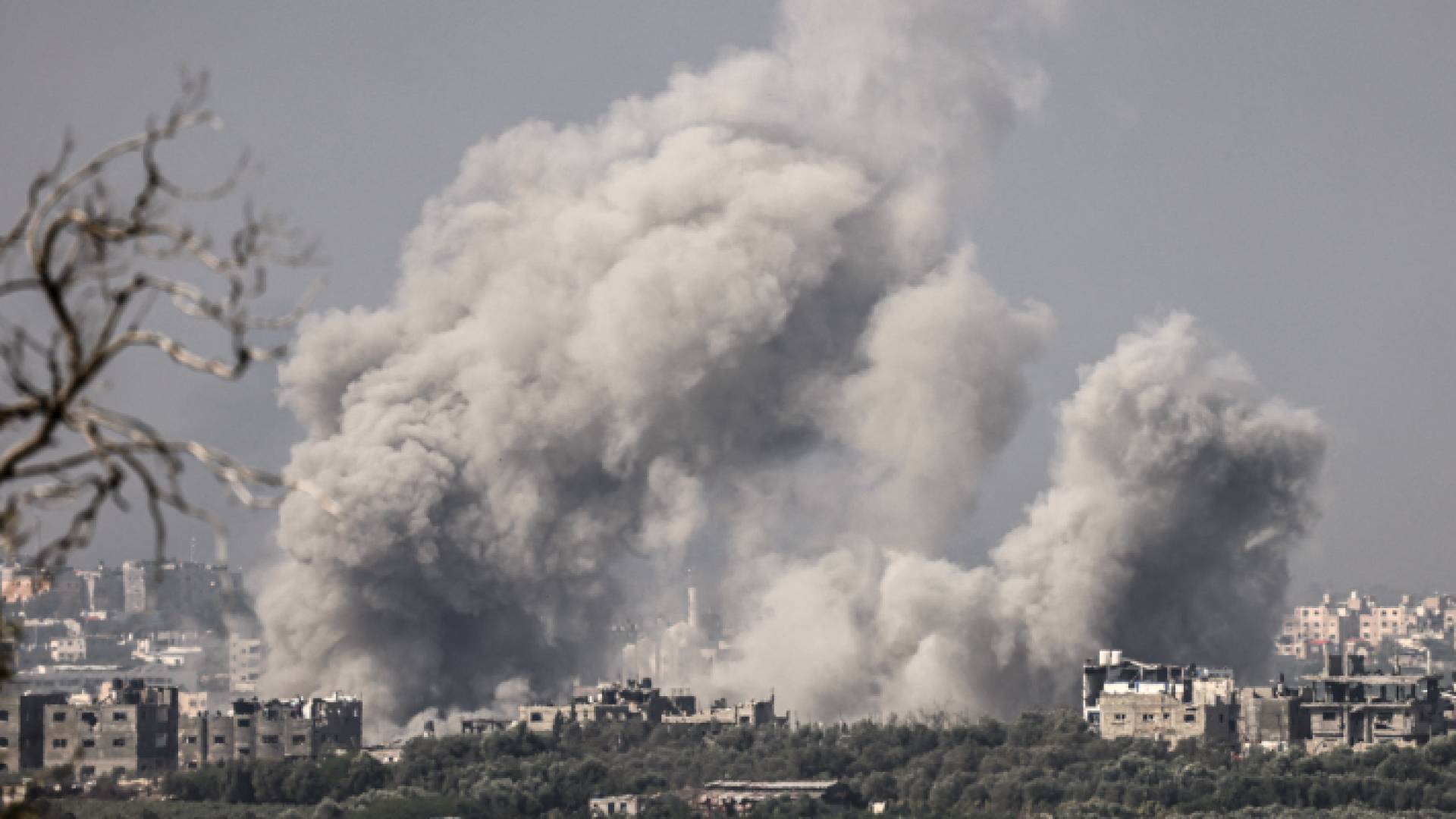 دخان يتصاعد فوق شمال قطاع غزة بعد ضربة قوات الاحتلال