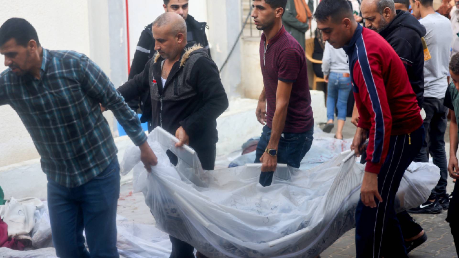 فلسطينيون في غزة يحملون جثمان شهيد