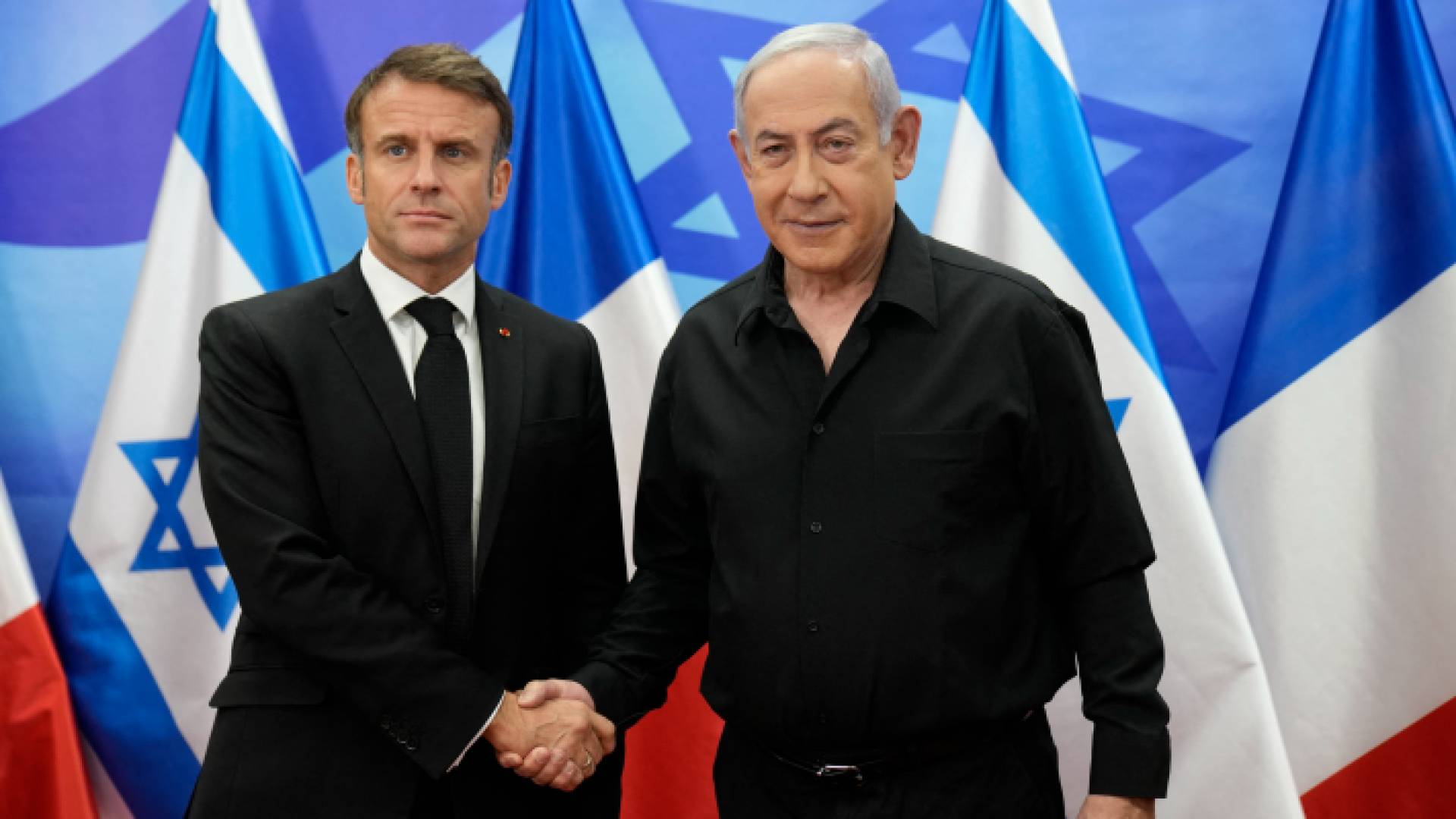 الرئيس الفرنسي إيمانويل ماكرون ورئيس حكومة الاحتلال الإسرائيلي بنيامين نتنياهو