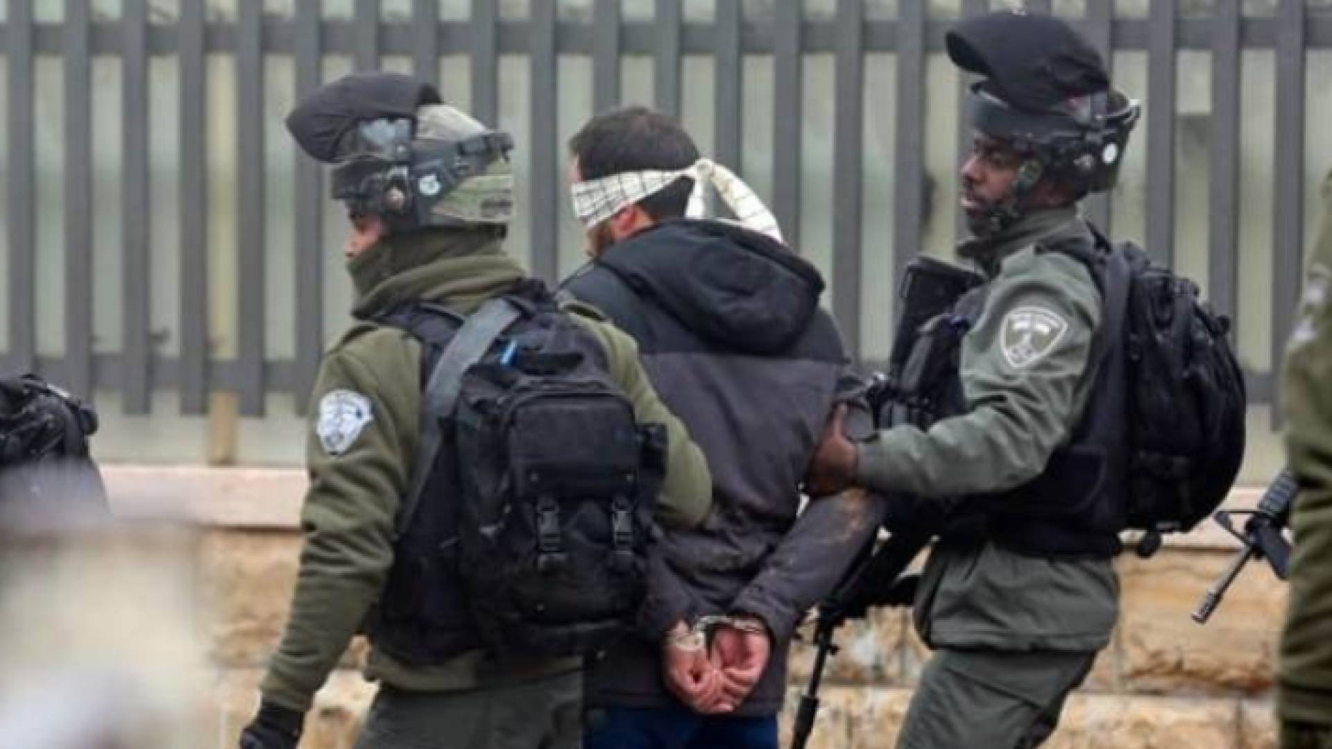 قوات من الاحتلال الإسرائيلي أثناء اعتقالها فلسطينيا