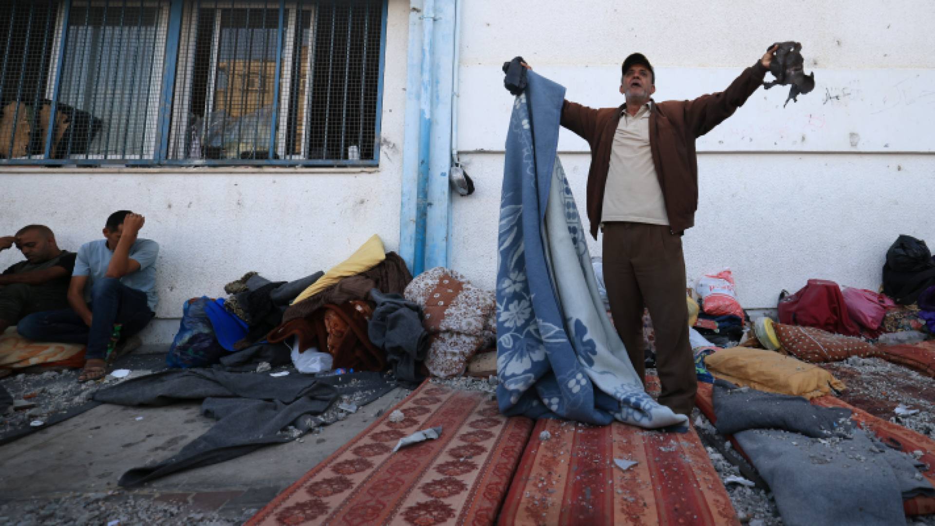 فلسطينيون لاجئون في إحدى المدارس التابعة للأونروا في قطاع غزة