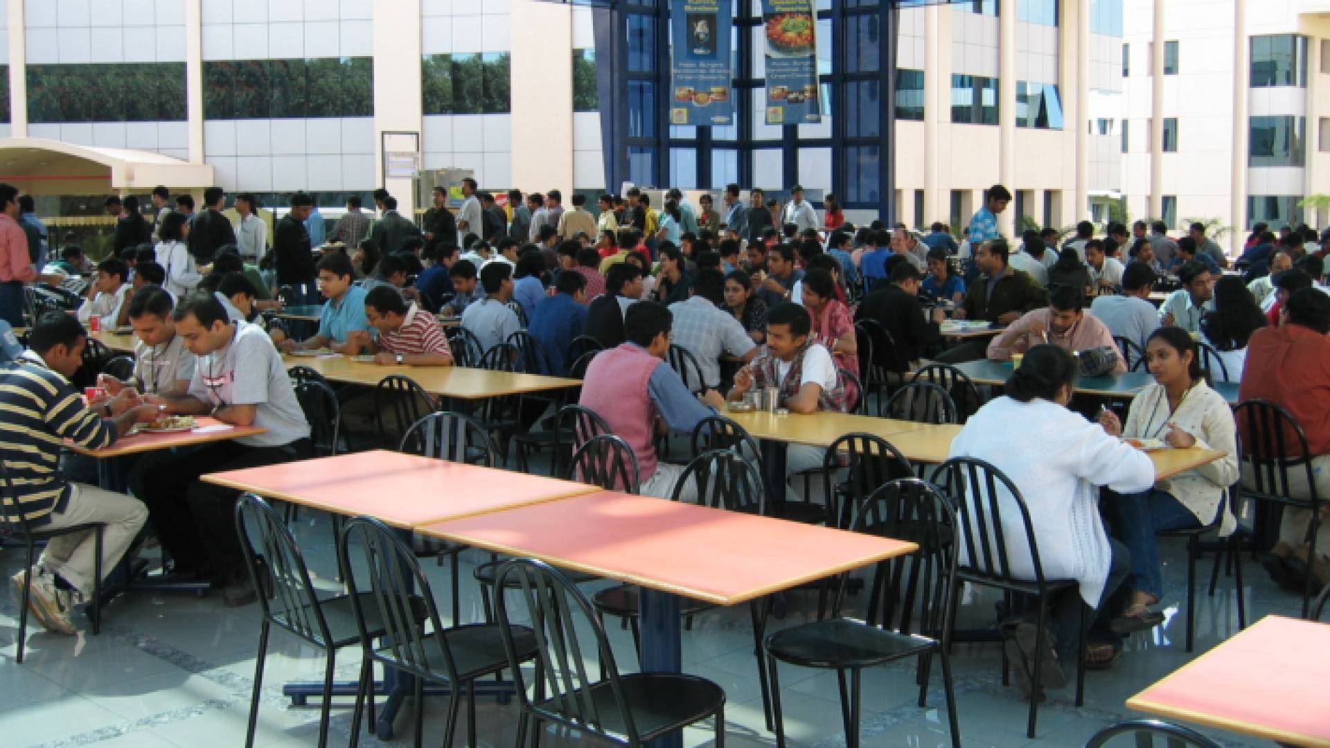 كافتيريا داخل جامعة