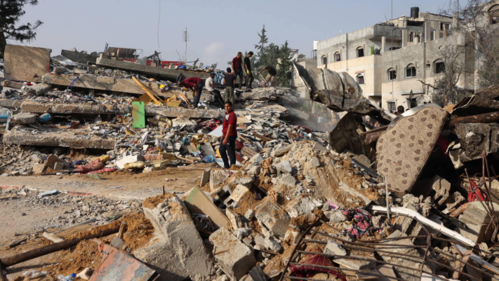 قوات الاحتلال تواصل استهداف المدنيين في غزة