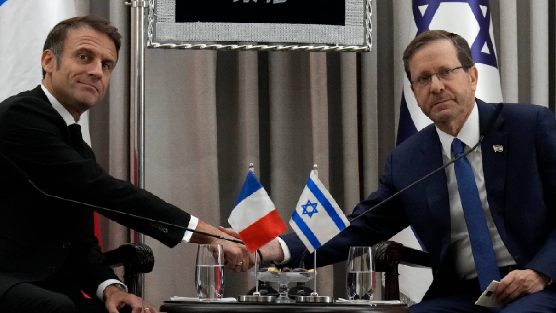 رئيس كيان الاحتلال إسحق هرتسوغ والرئيس الفرنسي إيمانويل ماكرون