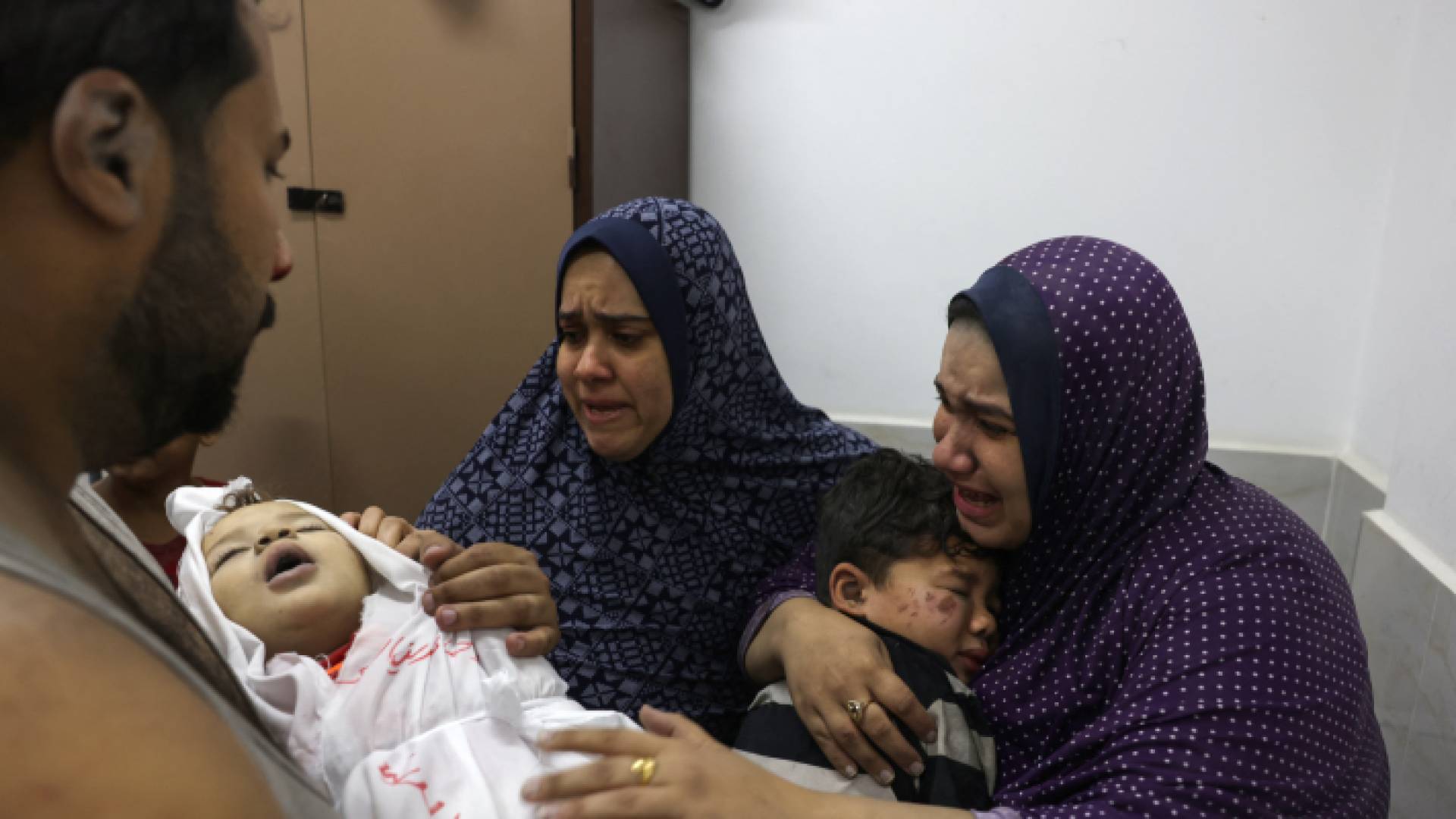 فلسطينيتان تبكيان لاستشهاد طفل بقصف الاحتلال الإسرائيلي في غزة