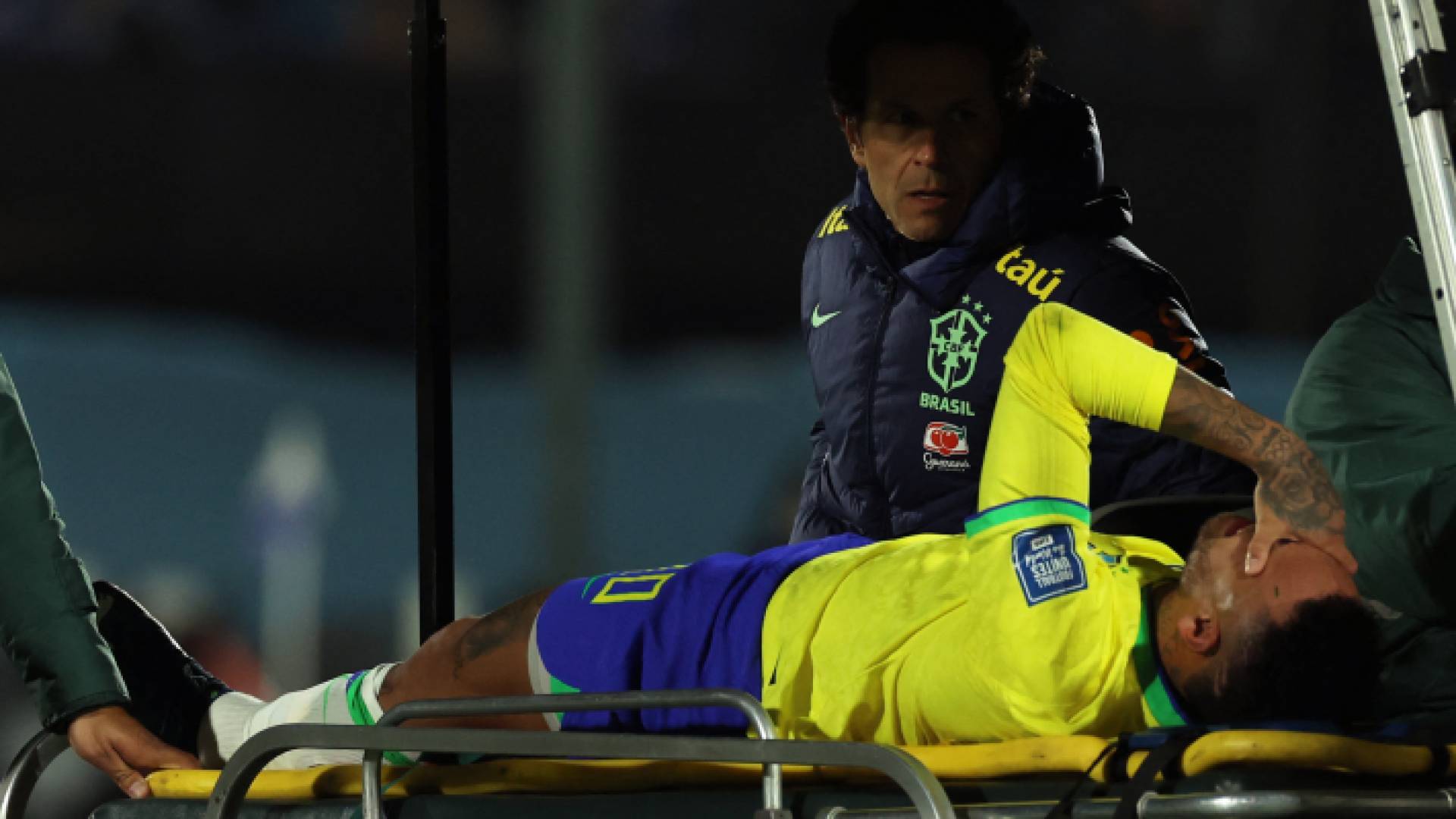 لحظة خروج نيمار من مواجهة الأورغواي مصابا