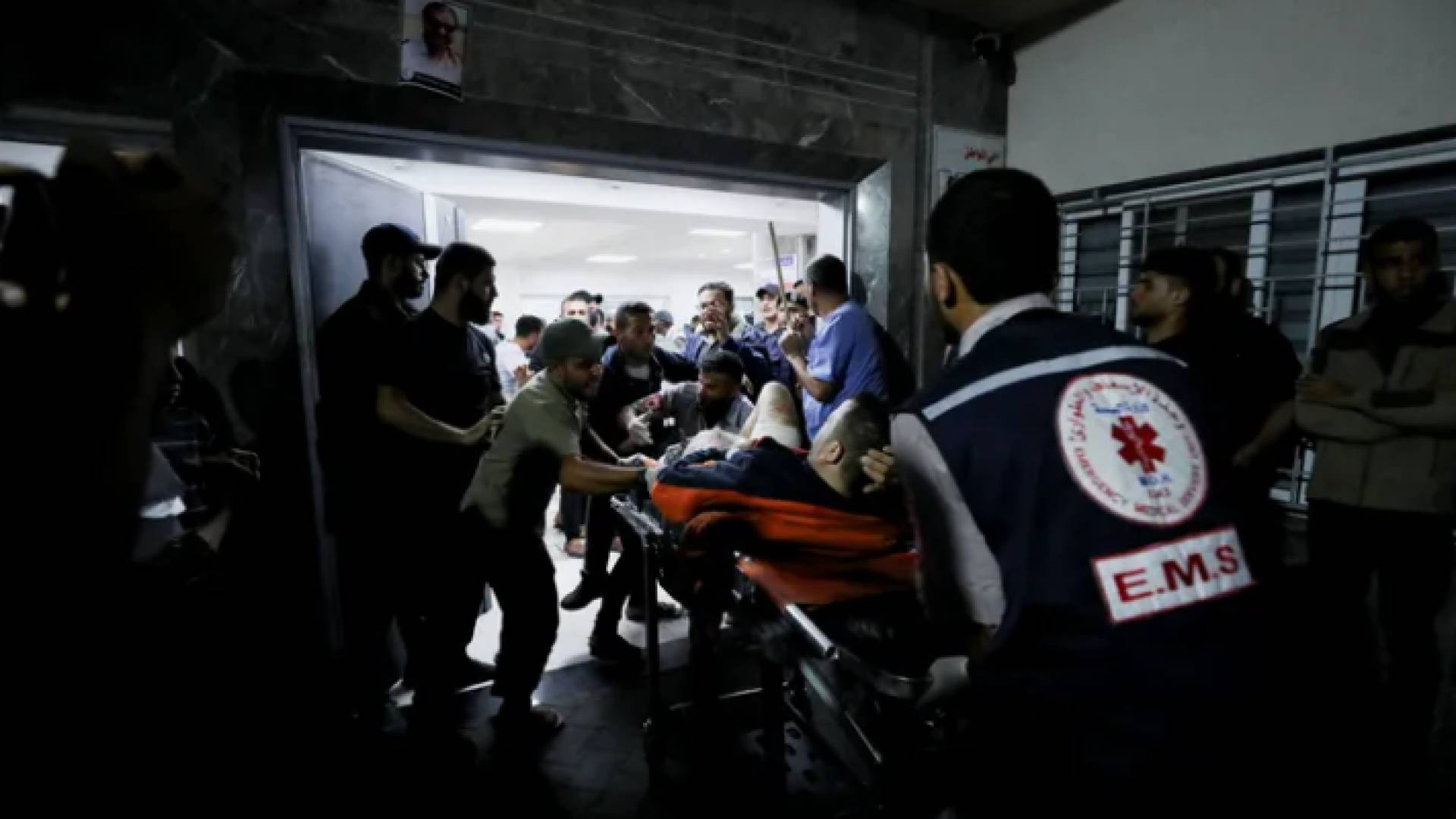 بإسعاف أحد المصابين جراء القصف