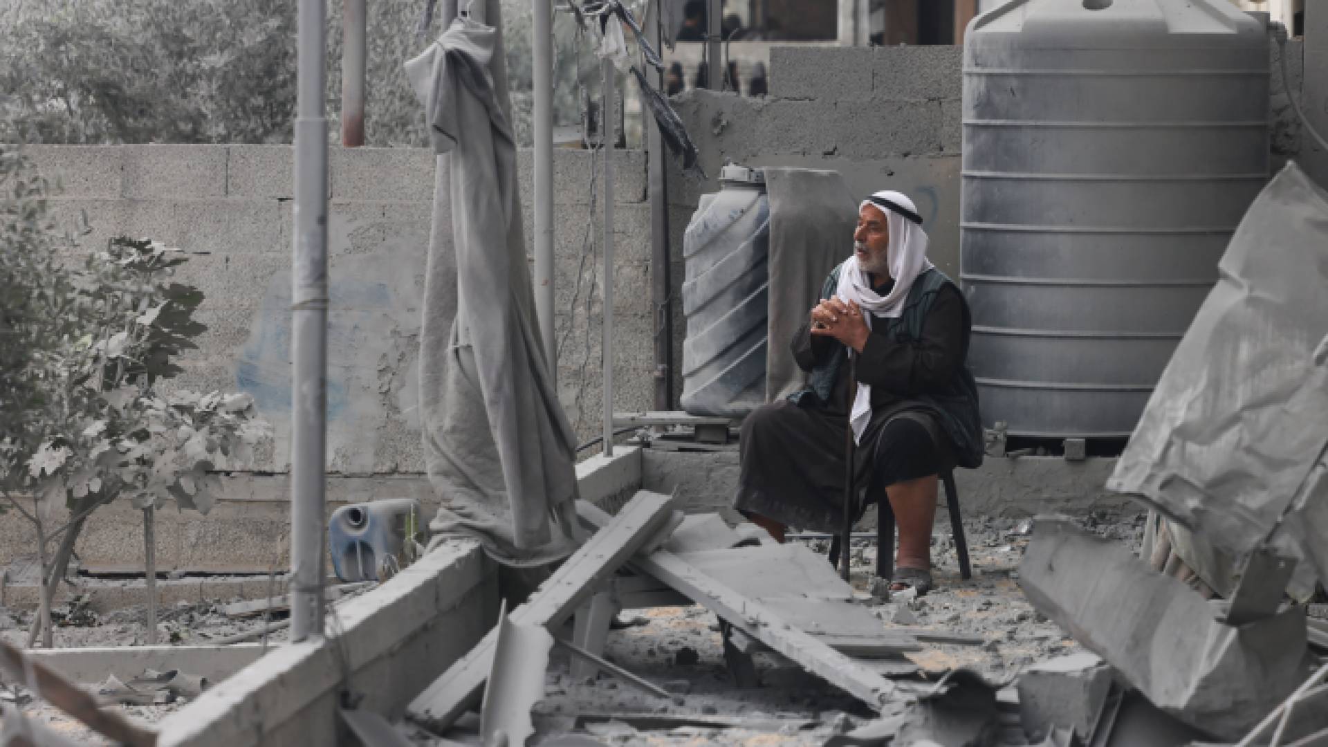 مسن فلسطيني يجلس على أنقاض منزل هفي قطاع غزة عقب قصفه من قبل الاحتلال الإسرائيلي