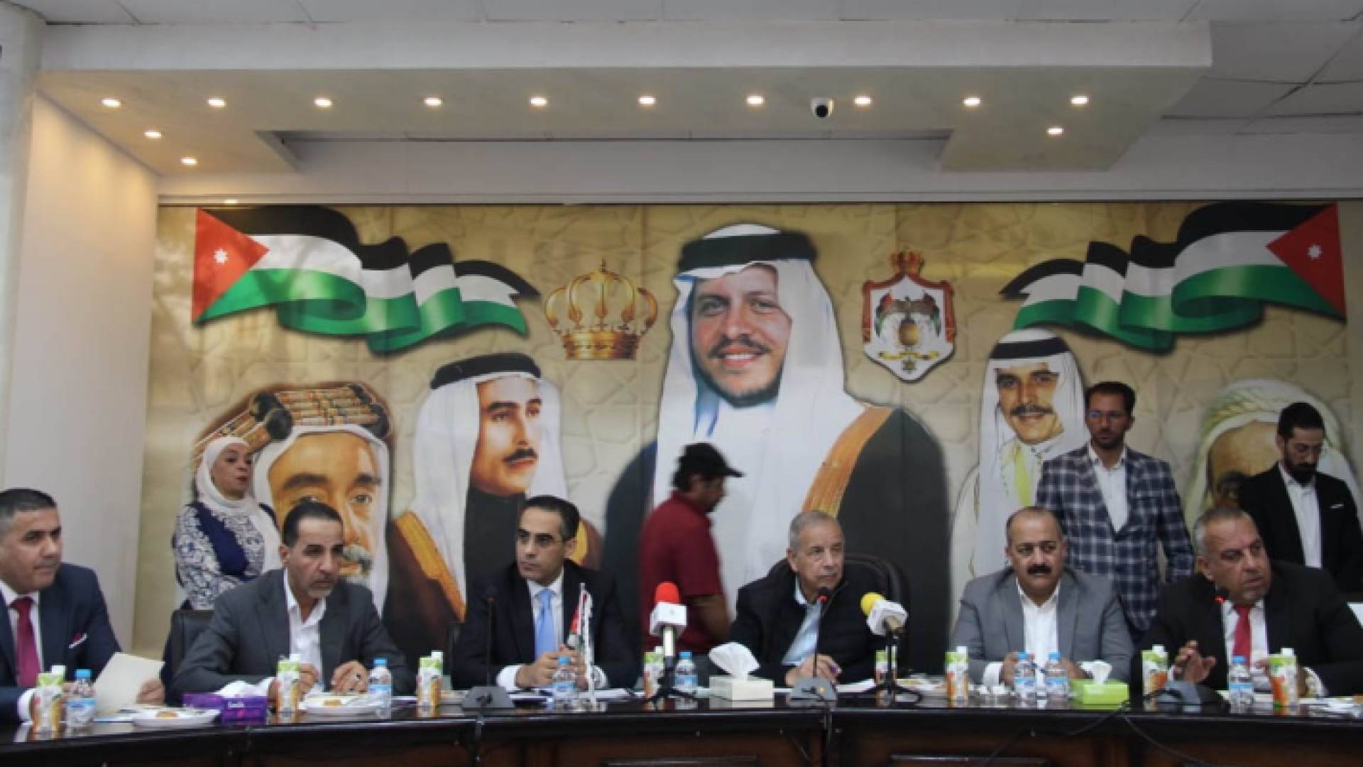 وزير الإدارة المحلية توفيق كريشان في لقائه مجلس محافظة إربد