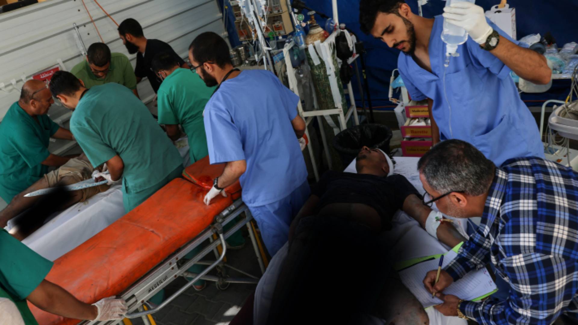 تقديم الرعاية الطبية للمصابين المدنيين في غزة