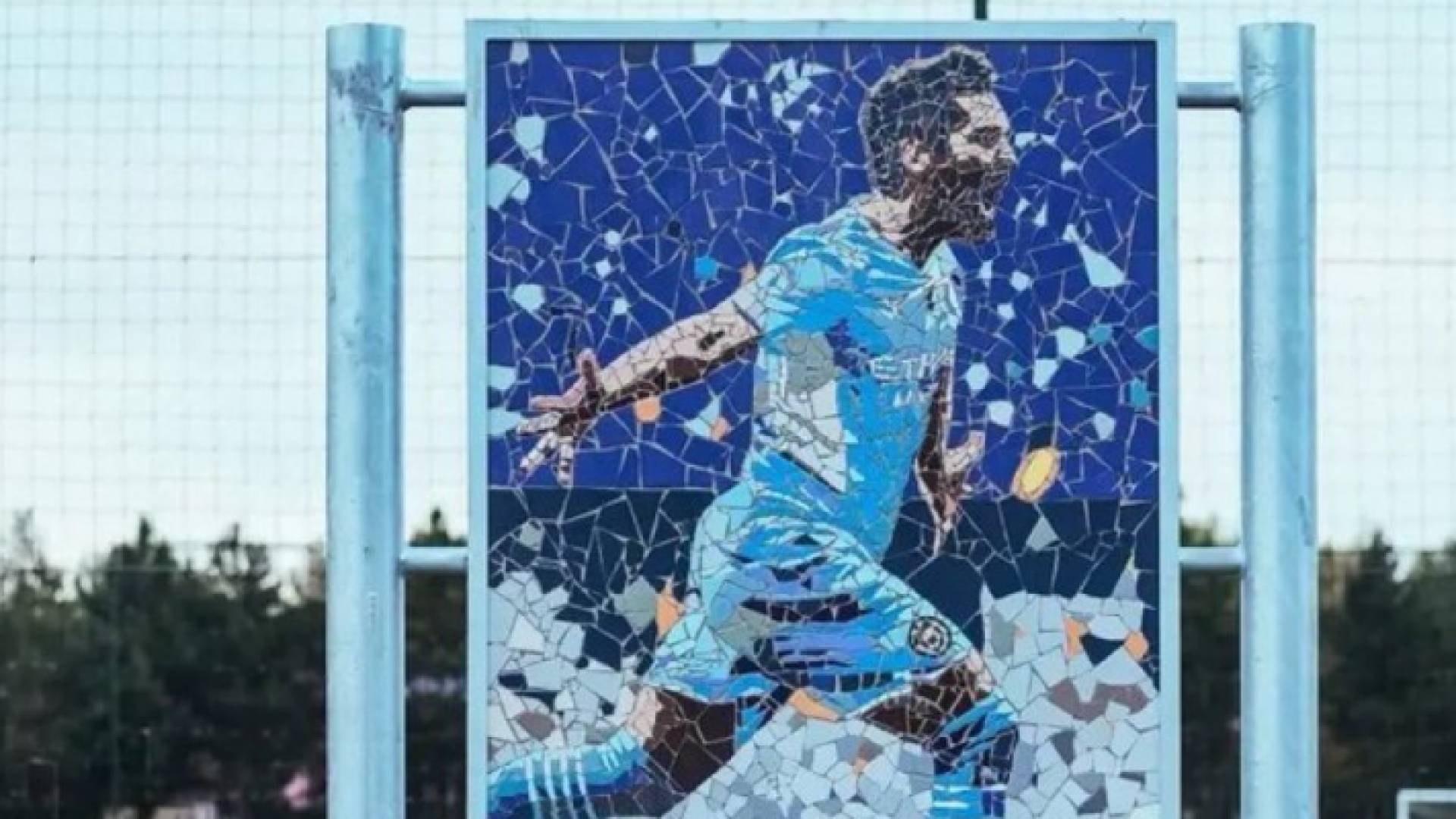 صورة غوندوغان على جدار الملعب