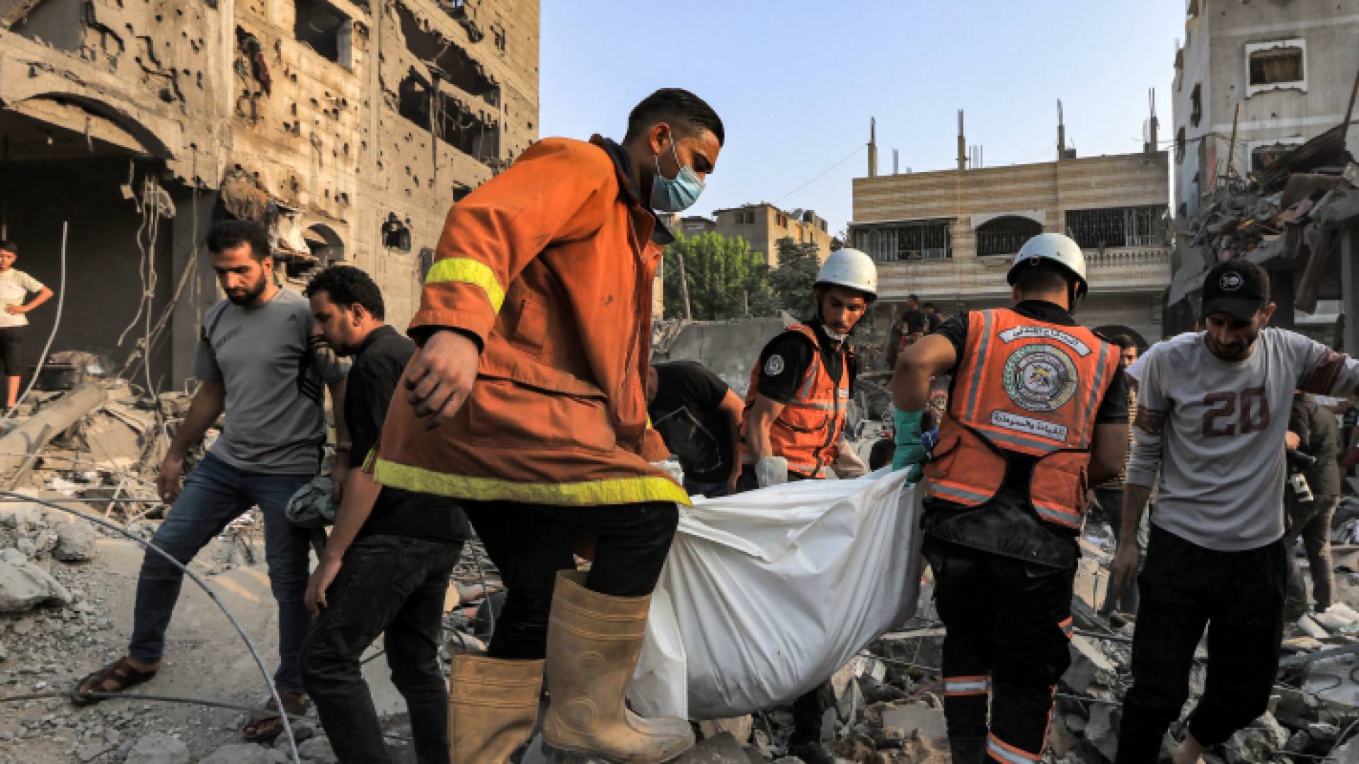 فلسطينيون يحملون أحد الشهداء قصف الاحتلال الإسرائيلي منزله في غزة