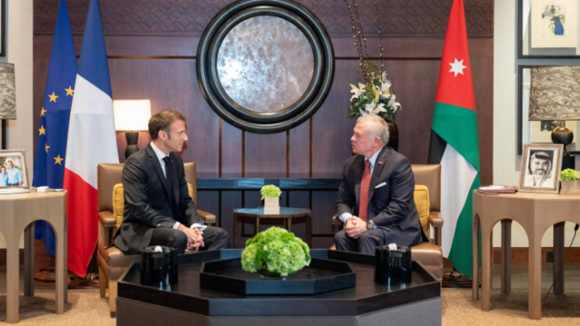 لقاء يجمع الملك عبدالله الثاني والرئيس ايمانويل ماكرون