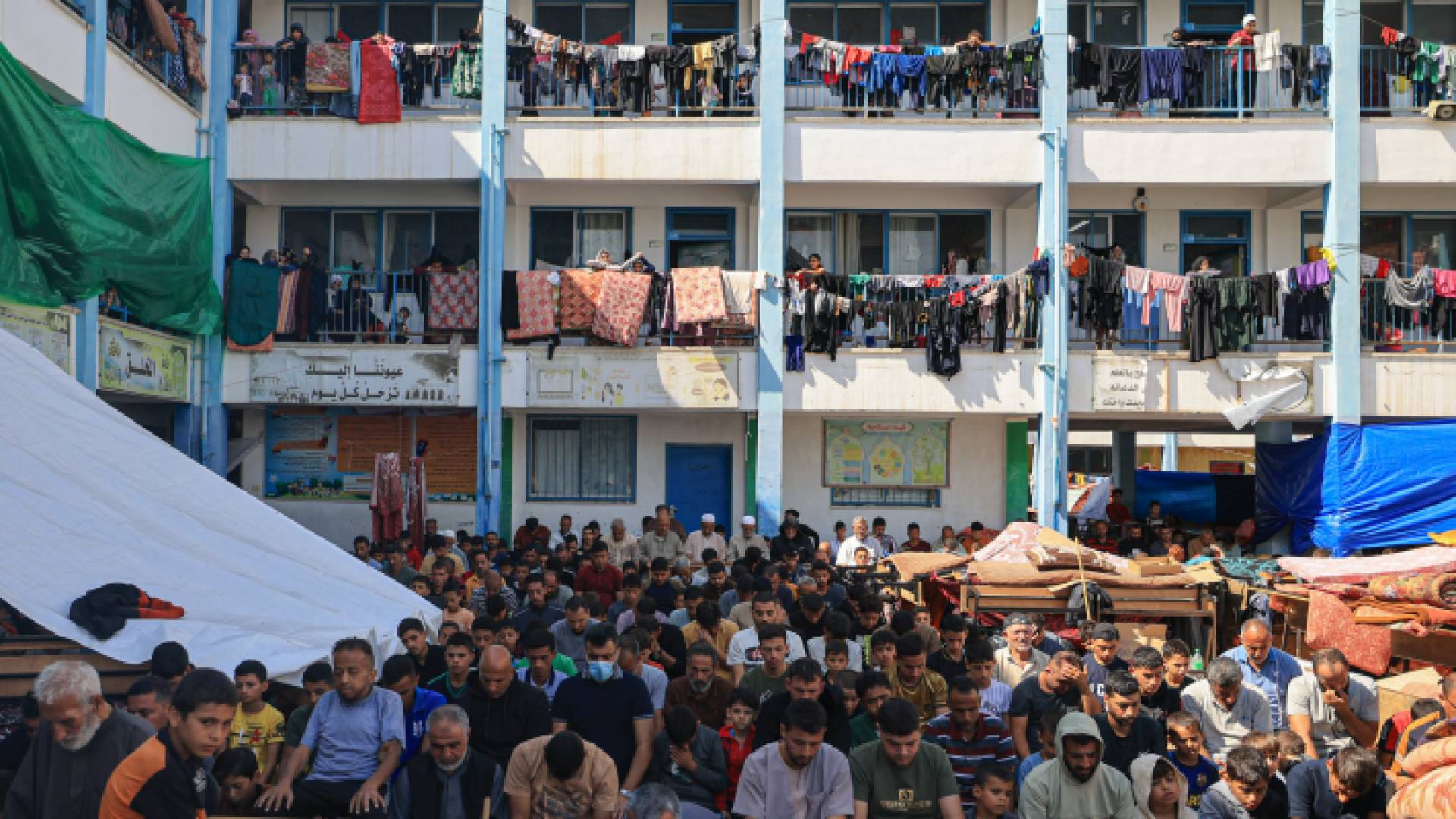 نازحون فلسطينيون في مدرسة تابعة للأونروا