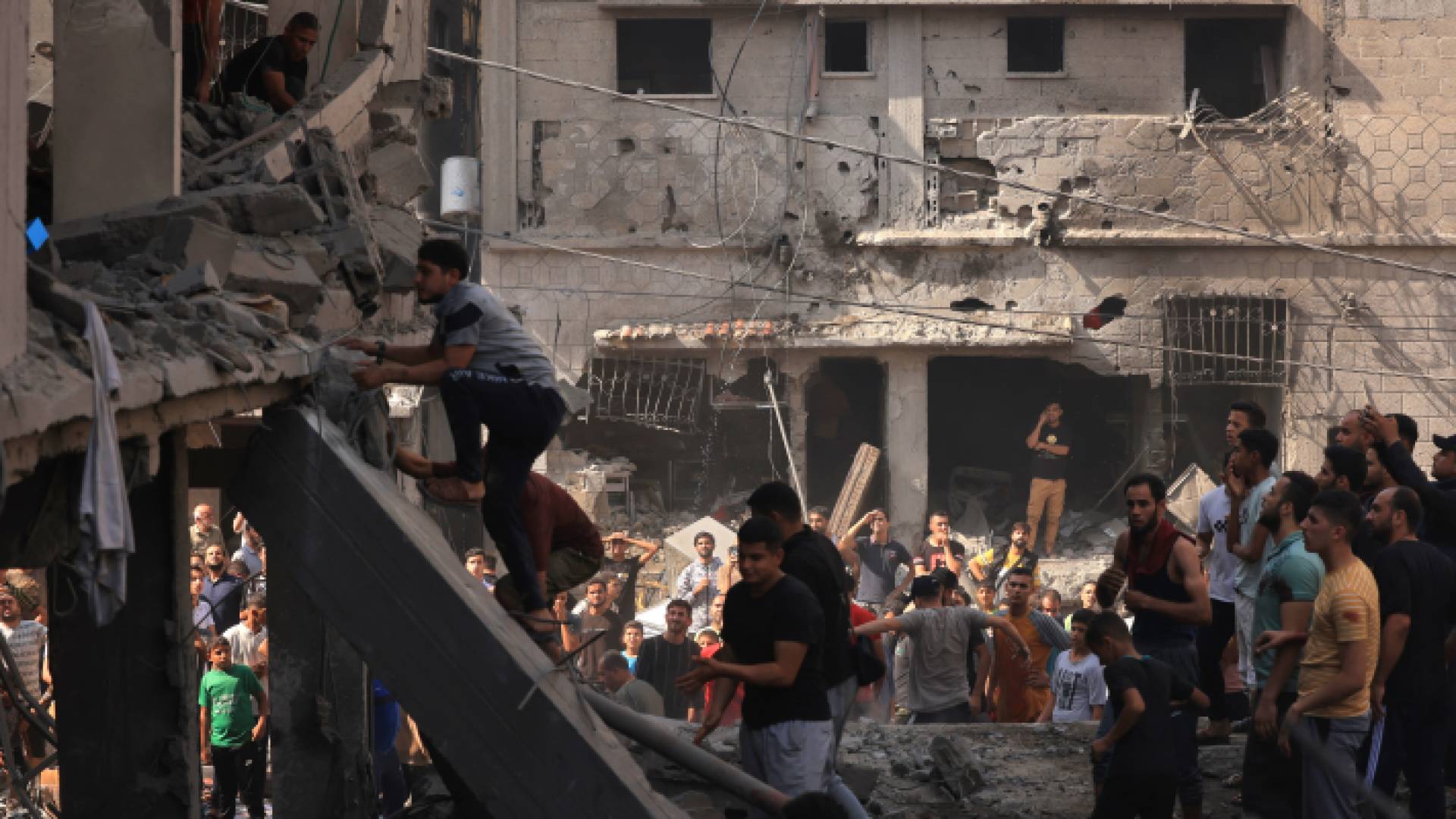 فلسطينيون عقب قصف الاحتلال الإسرائيلي لمنازلهم في قطاع غزة