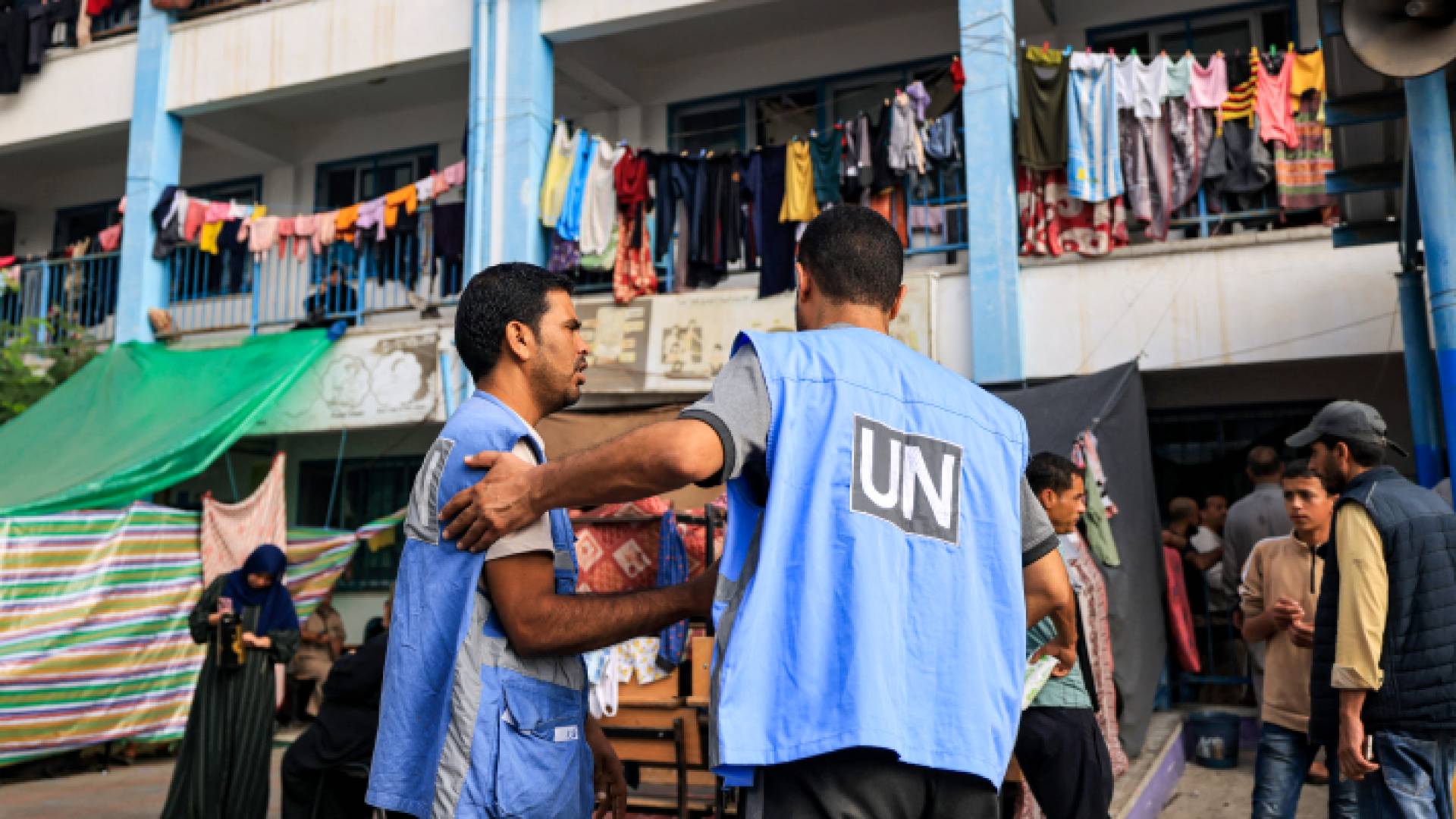 فريق إغاثة تابع للأمم المتحدة في إحدى مدارس الأونروا