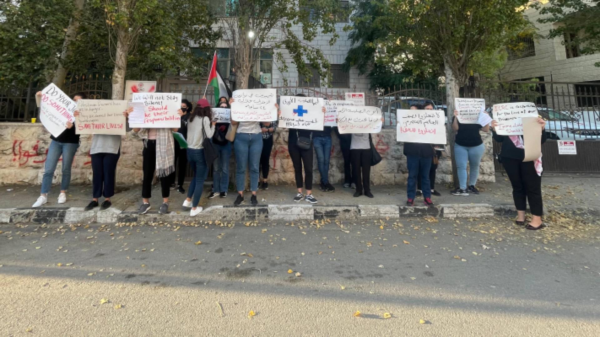 فلسطينيون محتجون أمام مقرالصليب الأحمر في مدينة البيرة في رام الله