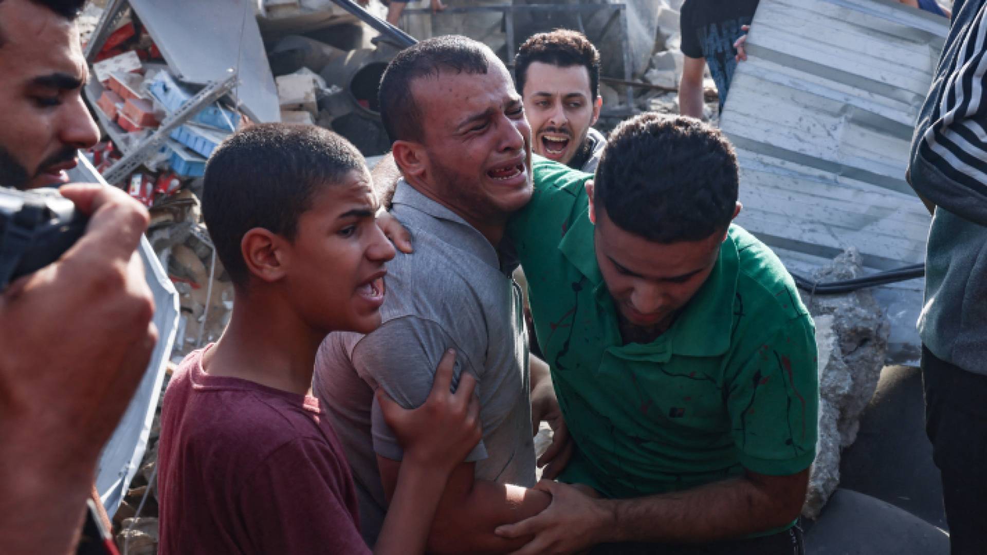 فلسطيني يبكي بعد استهداف عائلته في مخيم رفح بقطاع غزة من قبل قوات الاحتلال