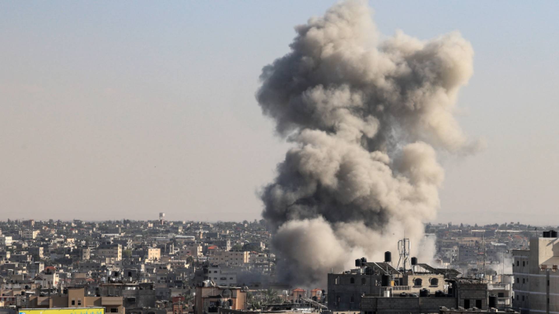 غارة للاحتلال على أحد المباني في رفح بقطاع غزة