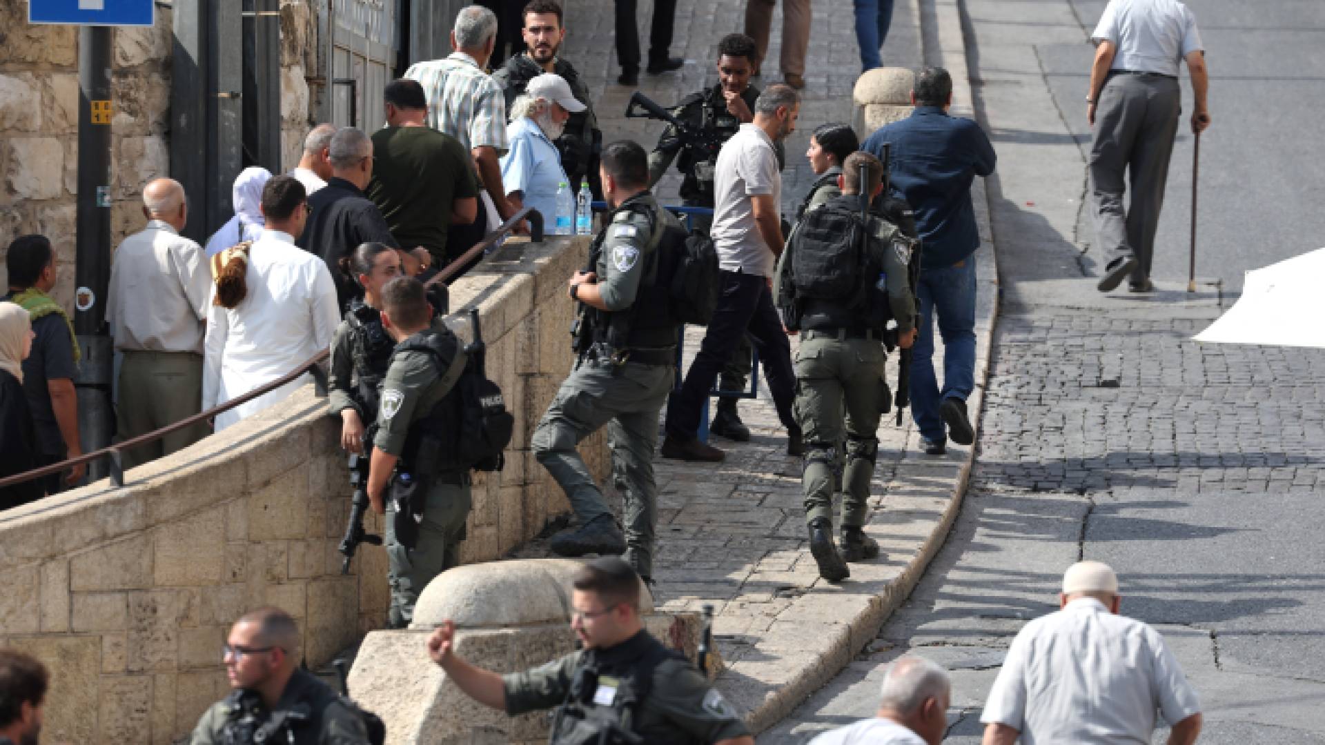 قوات الاحتلال تطلق قنابل الغاز صوب المصلين بالقدس