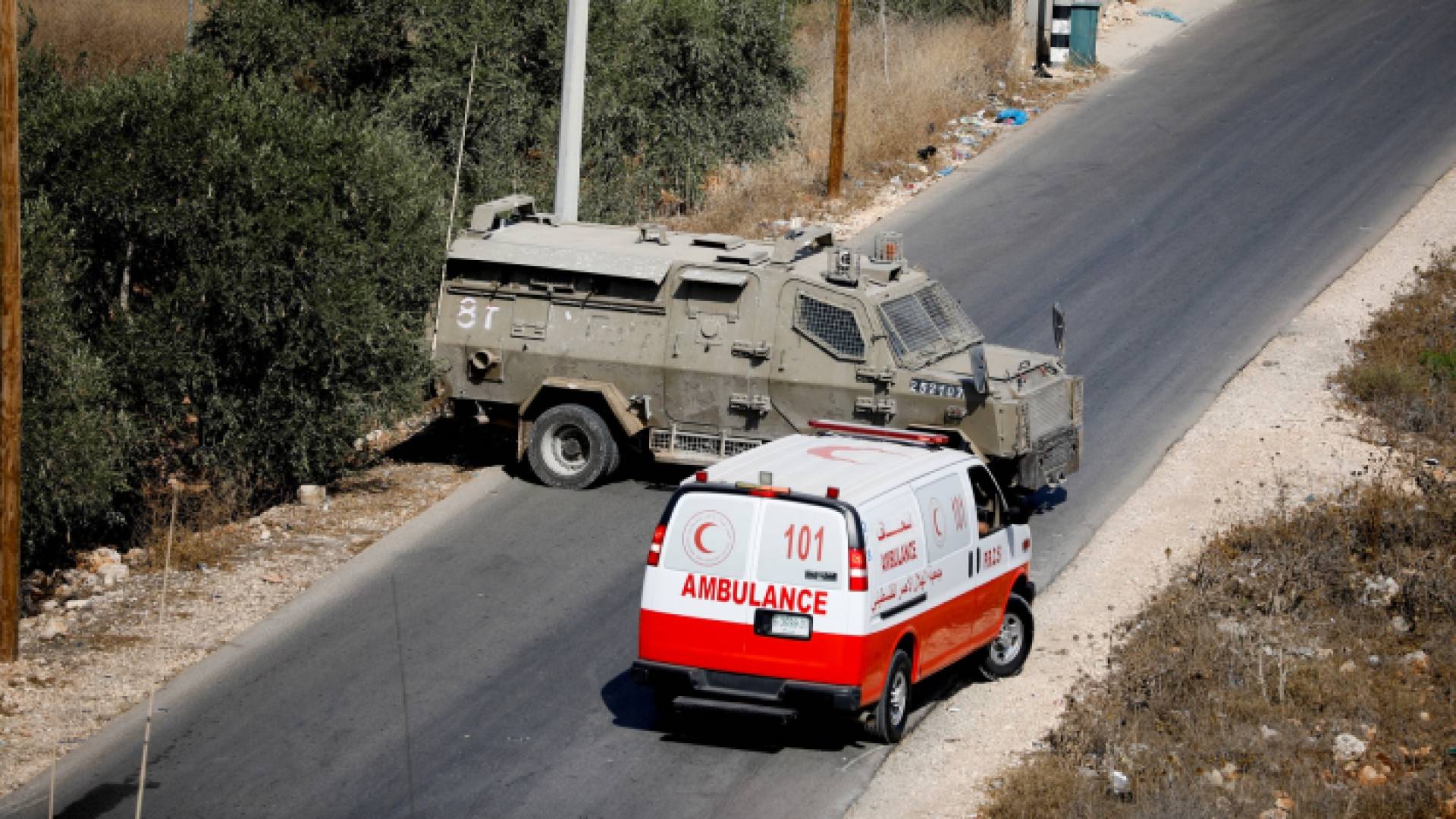 آلية عسكرية للاحتلال تحاول منع سيارة إسعاف من الوصول إلى وجهتها في الضفة الغربية