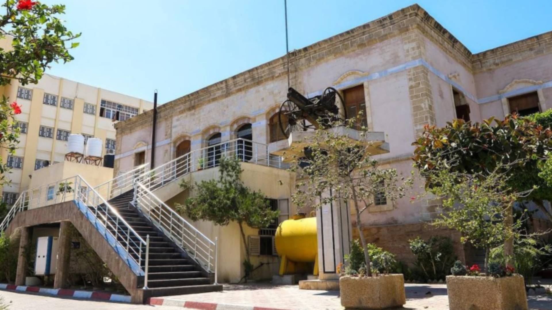 مبنى بلدية غزة الرئيس في ميدان فلسطين